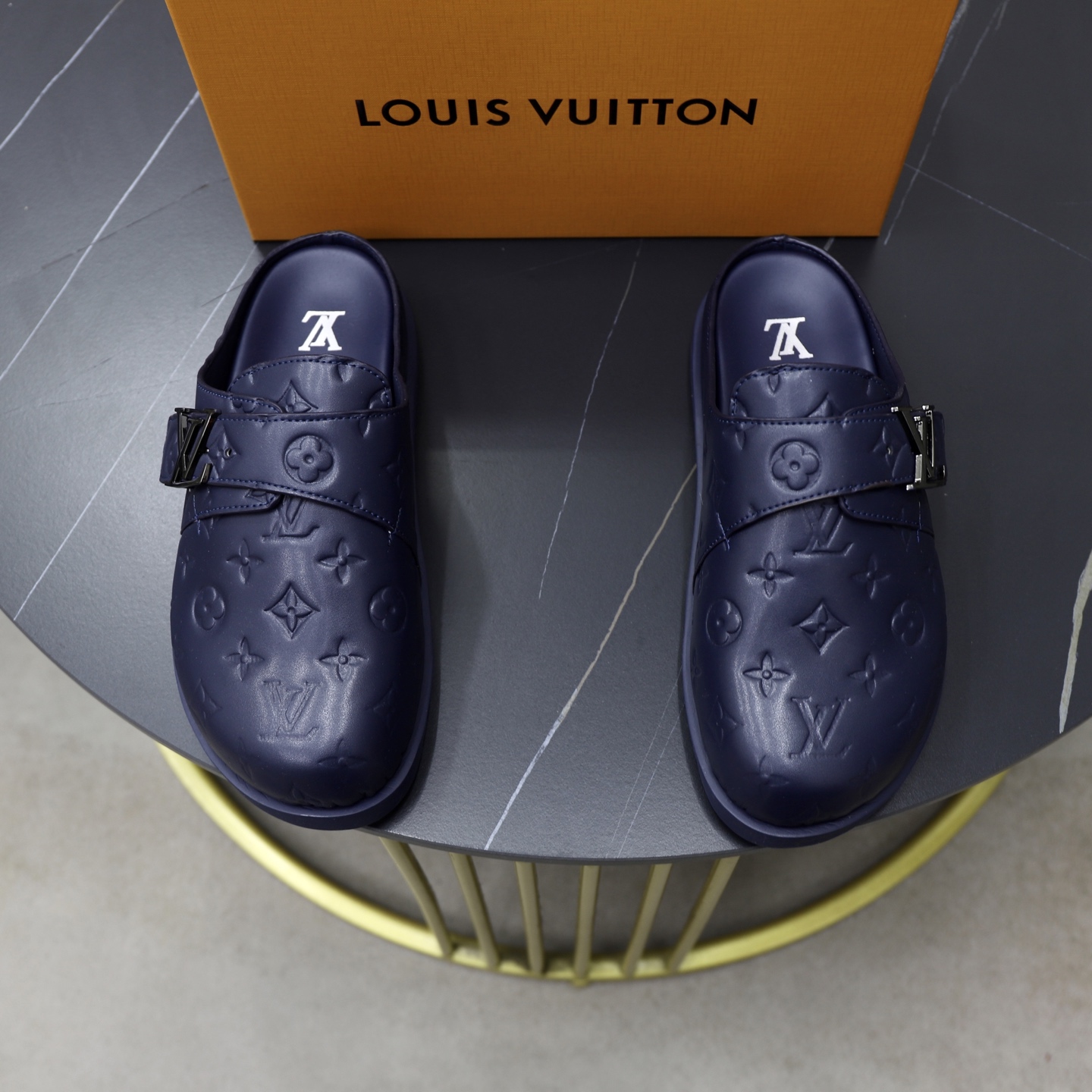 NO:272421,♂♂ Brand LV Louis Vuitton Standard Code 38-44 (45 customized) Grade official website same style Material original leather design Original lightweight wear-resistant combination sole Style category Men's fashion sandals Prestige luxury brand elements Top luxury Color real picture color,,louis vuitton,louis vuitton,slippers19860909♂♂♂ 品牌LV路易威登 标准码38-44（45定制） 等级官网同款 材料原版皮料设计 原版轻便耐磨组合大底 款式类别男士时尚凉拖鞋 尊贵奢侈品大牌元素 顶级奢华 颜色实物图片色,,louis vuitton,louis vuitton,slippers,Men's shoes