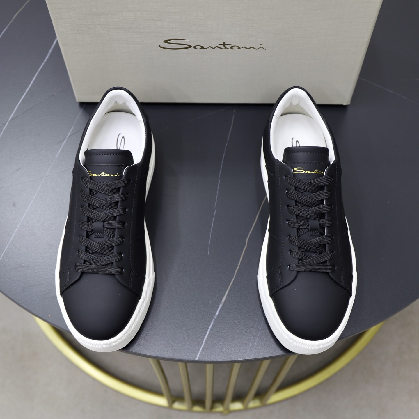 NO:273134,Santoni (Santoni) Italian men's casual shoes shipped!  Each pair of shoes from this Italian pure handmade shoe brand is simple and classic, and it is very comfortable and versatile on the feet!  The cowhide surface is made of original rubber backsheet combination, with cowhide inner lining!  Brand-specific mold opening foot bed, 39 40 41 42 43 44,,cowhide19860909Santoni(圣东尼）意大利男士休闲板鞋出货！这个意大利纯手工鞋履品牌的每一双鞋设计简洁经典,上脚非常舒适百搭！ 牛皮面 大底采用原版橡胶底片组合成型,牛皮内里！品牌专用开模脚床,39 40 41 42 43 44,,cowhide,Men's shoes