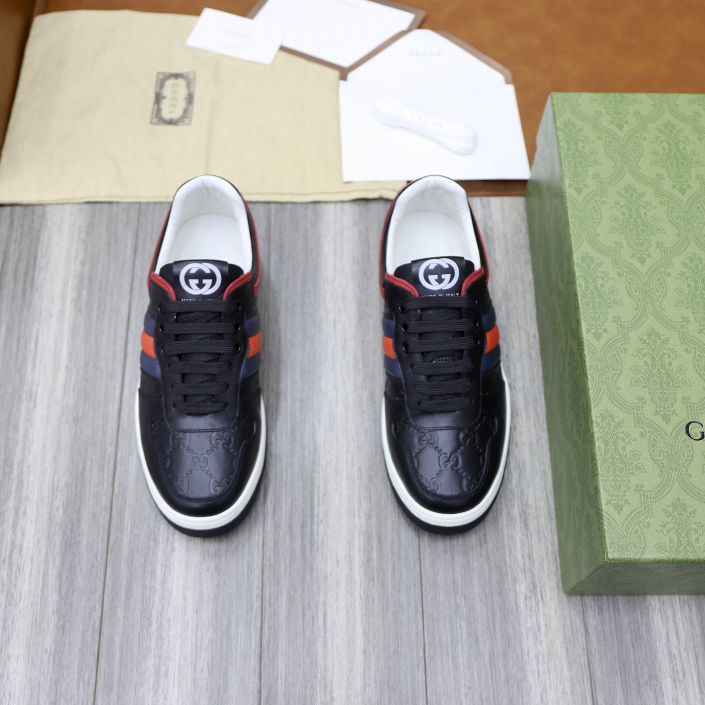 NO:273215,【Gucci】Gucci - High-end quality Original single casual sneakers - Upper with a slapped calfskin, reverse velvet calfskin, tongue. Heel; Silk-print brand totem - Inner water dyed cowhide - Outsole ultra-light TPR·rubber; Two-color molded sole - Ultra-high quality control·fine workmanship highlighted (high-end, noble, grade) -Size 38-44 (45, custom made),,gucci,gucci,sneakers,cowhide19860909【Gucci】古驰 -高端品质 原单休闲运动鞋 -鞋面摔纹小牛皮、反绒小牛皮、鞋舌.后跟；丝印品牌图腾 -内里水染牛皮 -大底超轻TPR·橡胶；双色成型大底 -超高品控·做工精细凸显(高端·贵气·档次) -Size 38-44（45,可订做),,gucci,gucci,sneakers,cowhide,Men's shoes