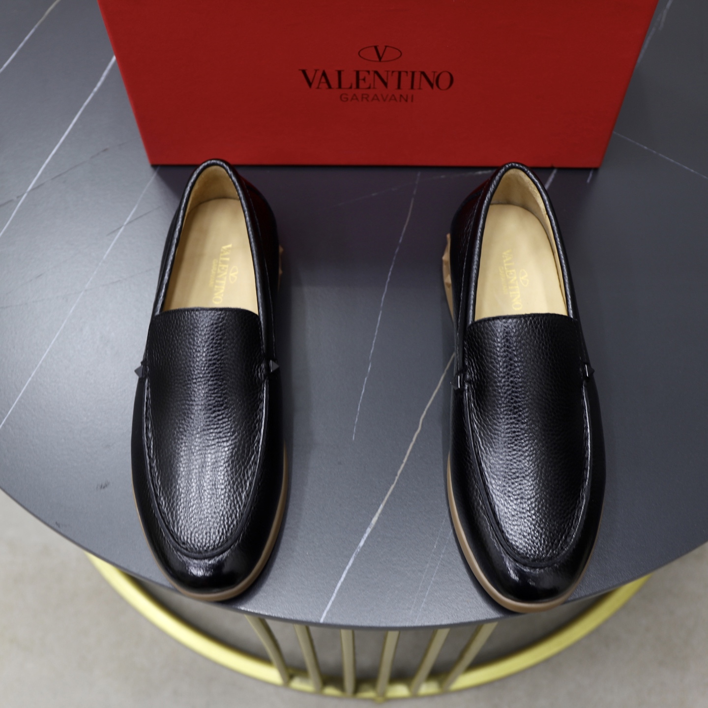 NO:273754,The new Valen Drive Mocasin shoes interprets the classic Valen ~ina shoe shape in a modern style. This drive Mocasin shoes are made of cowhide and are exquisite and fashionable. The upper is tied with a braided leather shoelace, fixed by Gancini single buckle. It is paired with a rubber sole and uses a Tubular bag-like structure to fix the upper. This handmade craftsmanship includes a series of fine processes to create a light texture and exquisite finish. Size 38-44 (45 orders), valentino, valentino, cowhide19860909新款华伦开车莫卡辛鞋 以现代风格诠释Valen～ina经典鞋型,这款开车莫卡辛鞋由牛皮制成,精致时髦.鞋面带编织皮革鞋带,由Gancini单扣固定.搭配橡胶鞋底,采用Tubular袋状结构固定鞋面.这道手工工艺包含一系列精细流程,营造轻盈质感与精致的饰面效果. 码数38-44（45订）,,valentino,valentino,cowhide,Men's shoes