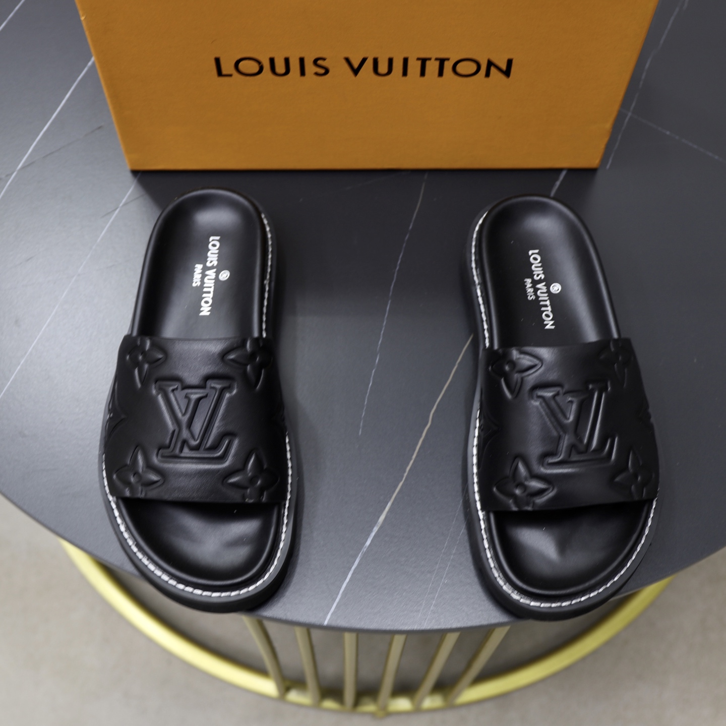 NO:273745,Louis V* high-end luxury slippers, 1:1 high-end quality, casual, sunny, loose and comfortable, the highest version of high-quality products, must-go in summer!  38-45, louis vuitton,slippers19860909Louis V*高端精品  奢品拖鞋,1:1高端品质,休闲阳光宽松舒适型,最高版本高品质精品,经夏季必入哦！38-45,,louis vuitton,slippers,Men's shoes