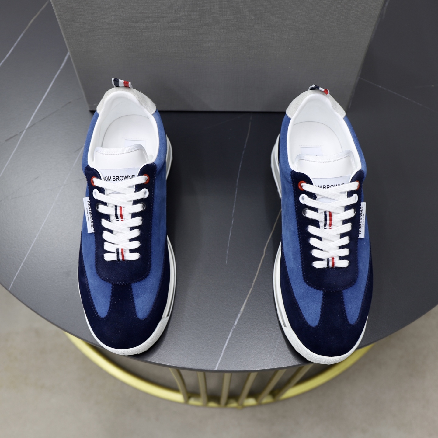 NO:273981,【Thom Browne】Tom Brown - High-end quality Original single - Upper Napa calfskin, reverse velvet calfskin, sewing brand cloth - Inner sheepskin, foot pad; Top cowhide - Outsole original vacuum TPR·Rubber·Dual-color airbag molding outsole - Ultra-high quality control·fine workmanship highlighting (high-end·noisse·grade) -Size 38-44 (45 can be customized),,thom brown,cowhide,sheepskin19860909【Thom Browne】汤姆·布朗 -高端品质 原单 -鞋面纳帕小牛皮、反绒小牛皮、车缝品牌布标 -内里羊皮,垫脚；顶级牛皮 -大底原版抽真空TPR·橡胶·双色气囊成型大底 -超高品控·做工精细凸显(高端·贵气·档次) -Size 38-44（45可订做),,thom browne,cowhide,sheepskin,Men's shoes