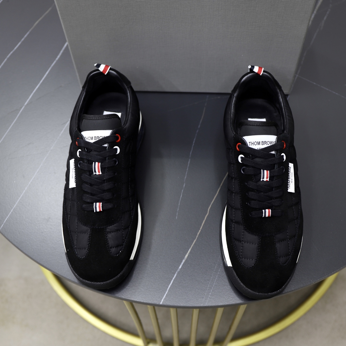 NO:273984,【Thom Browne】Tom Brown - High-end quality Original single - Upper reverse velvet calfskin, brand canvas sewing mesh totem, sewing brand cloth - Inner water dyed cowhide - Outsole original vacuum TPR·Rubber·Dual-color airbag molding outsole - Ultra-high quality control·fine workmanship highlighting (high-end, noble, grade) -Size 38-44 (45 can be customized),,thom brown,cowhide19860909【Thom Browne】汤姆·布朗 -高端品质 原单 -鞋面反绒小牛皮、品牌帆布车缝网格图腾、车缝品牌布标 -内里水染牛皮 -大底原版抽真空TPR·橡胶·双色气囊成型大底 -超高品控·做工精细凸显(高端·贵气·档次) -Size 38-44（45可订做),,thom browne,cowhide,Men's shoes