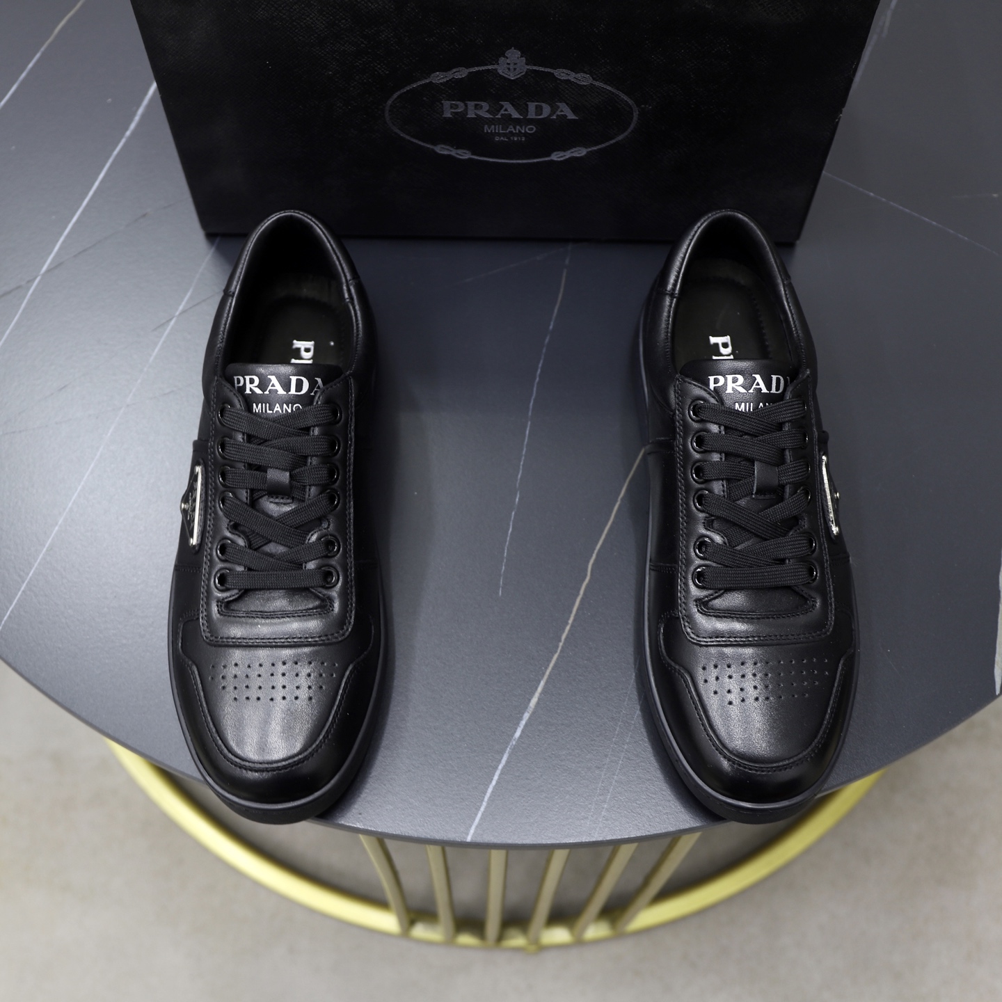 NO:346290,Top original list Brand PRADA (Prada) Standard code men's code 38/44 (45 can be customized) Grade official website same style Material original cowhide surface splicing Cowhide inner original wear-resistant soft sole Style category casual sneakers Young fashion European and American trend British style Color real picture color, prada, prada, sneakers, cowhide19860909顶级原单 品牌PRADA（普拉达） 标准码男码38/44（45可以定做） 等级官网同款 材料原版牛皮面拼接 牛皮内里 原版耐磨柔软大底 款式类别休闲运动鞋 年轻时尚 欧美潮流 英伦风格 颜色实物图片色,,prada,prada,sneakers,cowhide,Men's shoes