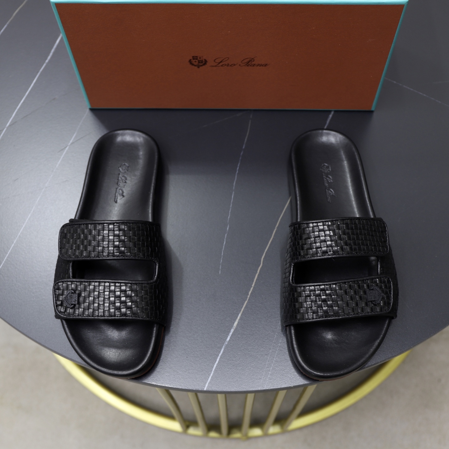 NO:274426,LP Home New Product LoroPian*/Nuoyou-Pianya New Men's Casual Sandals and Slippers!  The upper is hand-woven with imported high-end cowhide. The midsole is made of special material to create the upper with three-dimensional concave and convex embroidered logo. Velcro design. The width can be adjusted at will. There is no requirement for the foot shape. The heel is extremely inclusive and the logo embossed original mold is embossed. The sole combines rubber sole, and the contrasting color is small and fresh. The shoes are refreshing and easy to match. This summer, bringing a touch of fresh colors. The counter original box packaging is equipped with a dust bag tote bag!  Standard counter number 38～45#46 customized P, loro piana, loro piana, sandals, slippers, cowhide19860909LP 家新品 LoroPian*/诺悠-翩雅新款男士休闲凉鞋拖鞋！ 鞋面采用进口高档牛皮手工编织 中底特殊材质打造鞋面饰有立体凹凸感刺绣徽标 魔术贴设计 可随意调节宽度对脚型没有要求 包容性极强脚后跟处饰logo压花原版开模 鞋底组合橡胶底,小清新配色撞色搭配 鞋子整体清清爽爽,易搭配风格,为这个夏天带来一抹新鲜色彩专柜原盒包装附防尘袋手提袋！ 标准专柜码数38～45#46订做 P,,loro piana,loro piana,sandals,slippers,cowhide,Men's shoes