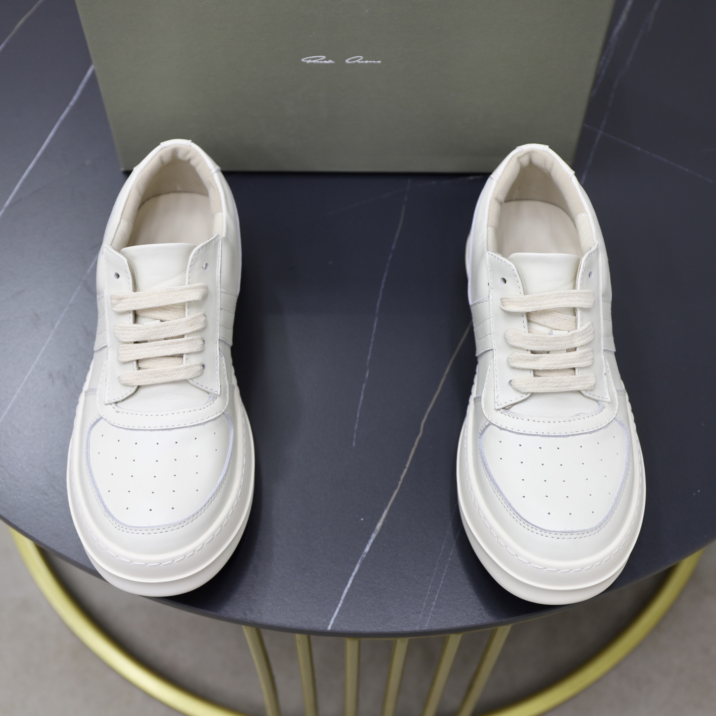 NO:275297,Couple model Owens' top new counter is available at the same time, with upper imported cotton, cowhide, fully imported breathable pig leather mesh lining, completely 1 to 1 replica, original sole is specially supplied with original sole, exclusive movable molding sole is super comfortable, original order goods, high quality, can enter and exit the counter at will, welcome to compare. Couple model 36-44. It can be customized 45-46 without return and exchange.,, cowhide19860909情侣款 欧文斯顶级新款专柜同步发售,鞋面意大利进口棉布、牛皮、 全进口透气猪皮 网布 内里,完全1比1复刻,鞋底原厂特供原版底,独家活动成型底超级舒适,原厂跟单货,高品质,可随意进出专柜,欢迎对比.情侣款36-44.可定做45-46不退换.,,cowhide,Men's shoes