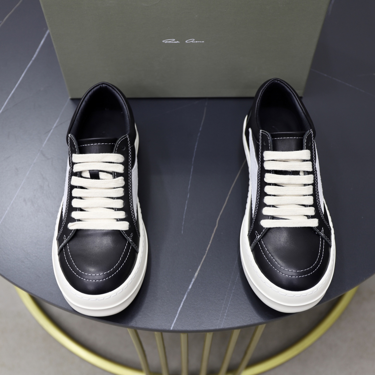 NO:275300,Couple model Owens' top new counter is available simultaneously, with upper imported high mercerized beef velvet cowhirl, fully imported breathable pig leather, mesh lining, completely 1 to 1 replica, original sole is specially supplied with original sole, exclusive movable molding sole is super comfortable, original order goods, high quality, can enter and exit the counter at will, welcome to compare. Couple model 36-44. It can be customized 45-46 without return and exchange.,, cowhide19860909情侣款 欧文斯顶级新款专柜同步发售,鞋面意大利进口高丝光牛反绒 牛皮、 全进口透气猪皮 网布 内里,完全1比1复刻,鞋底原厂特供原版底,独家活动成型底超级舒适,原厂跟单货,高品质,可随意进出专柜,欢迎对比.情侣款36-44.可定做45-46不退换.,,cowhide,Men's shoes