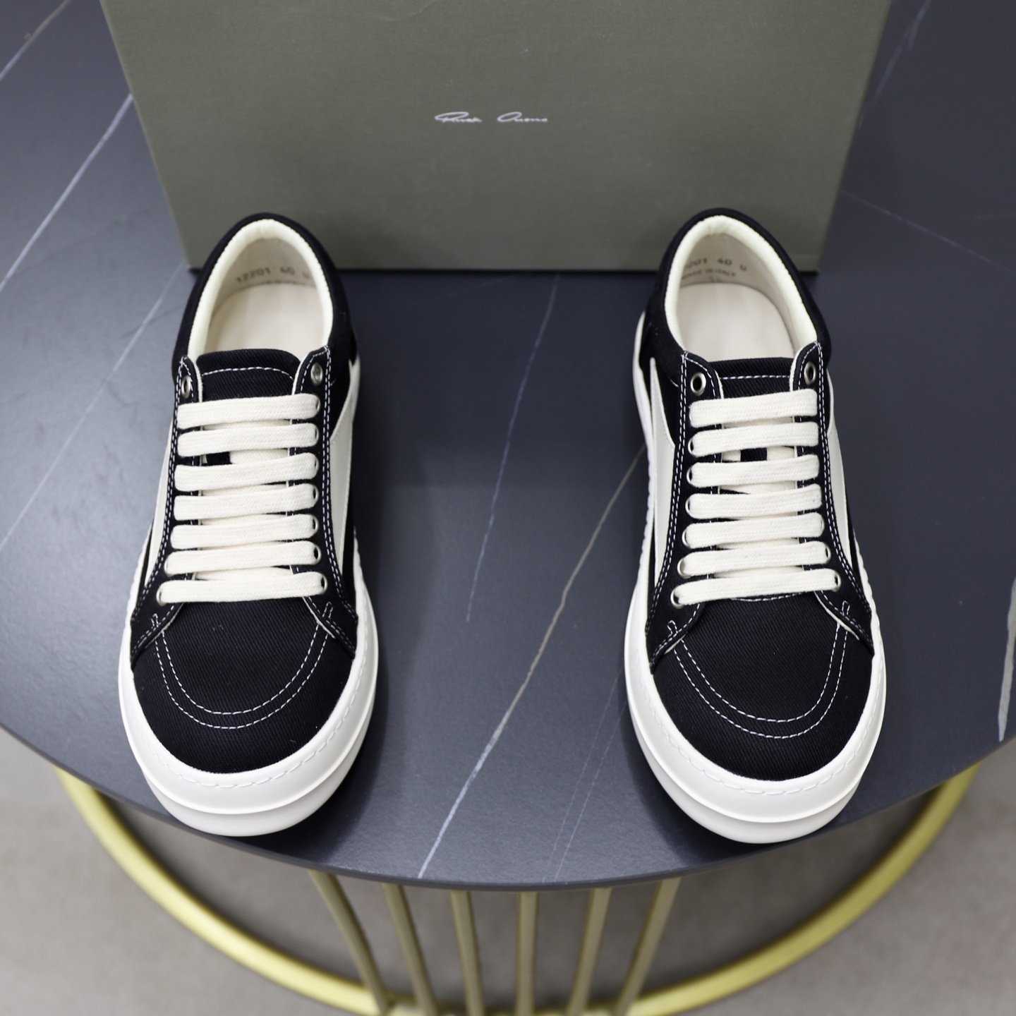 NO:275303,Couple model Owens' top new counter is available at the same time, with upper imported Italian mesh cloth and fully imported breathable pig leather mesh cloth inside, completely 1 to 1 replica, original sole is specially supplied with original sole, exclusive movable molding sole is super comfortable, original order goods, high quality, can enter and exit the counter at will, welcome to compare. Couple model 36-44. It can be customized 45-46 without return or exchange.,19860909情侣款 欧文斯顶级新款专柜同步发售,鞋面意大利进口网布、 全进口透气猪皮 网布 内里,完全1比1复刻,鞋底原厂特供原版底,独家活动成型底超级舒适,原厂跟单货,高品质,可随意进出专柜,欢迎对比.情侣款36-44.可定做45-46不退换.,,Men's shoes