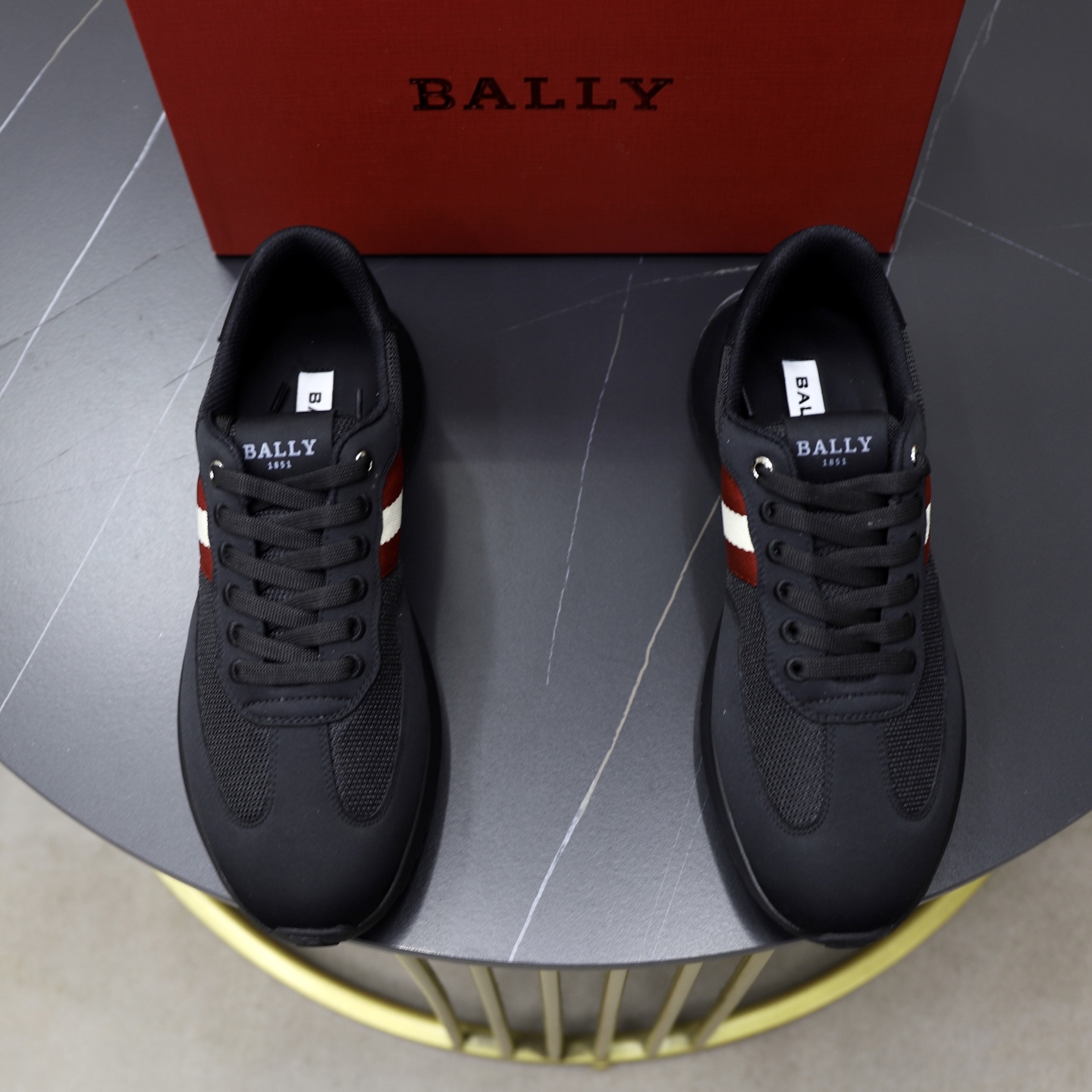 NO:275430,BALLY/Bali New leather casual sneakers for men!  Made of imported cowhide and breathable mesh, this sneaker is paired with a classic T PU sole, infusing a modern atmosphere in the timeless design. It is comfortable to wear and fashionable!  Packed with original box!  Size38–44 (45-46 customized),,bally,sneakers,cowhide19860909BALLY/巴利 男士新款皮革休闲运动鞋！这款运动鞋采用进口牛皮拼接透气网布制成,搭配经典T PU鞋底,在永恒的设计中融入现代气息.,上脚舒适,时尚洋气！配原盒包装！ Size38–44（45-46订做）,,bally,sneakers,cowhide,Men's shoes