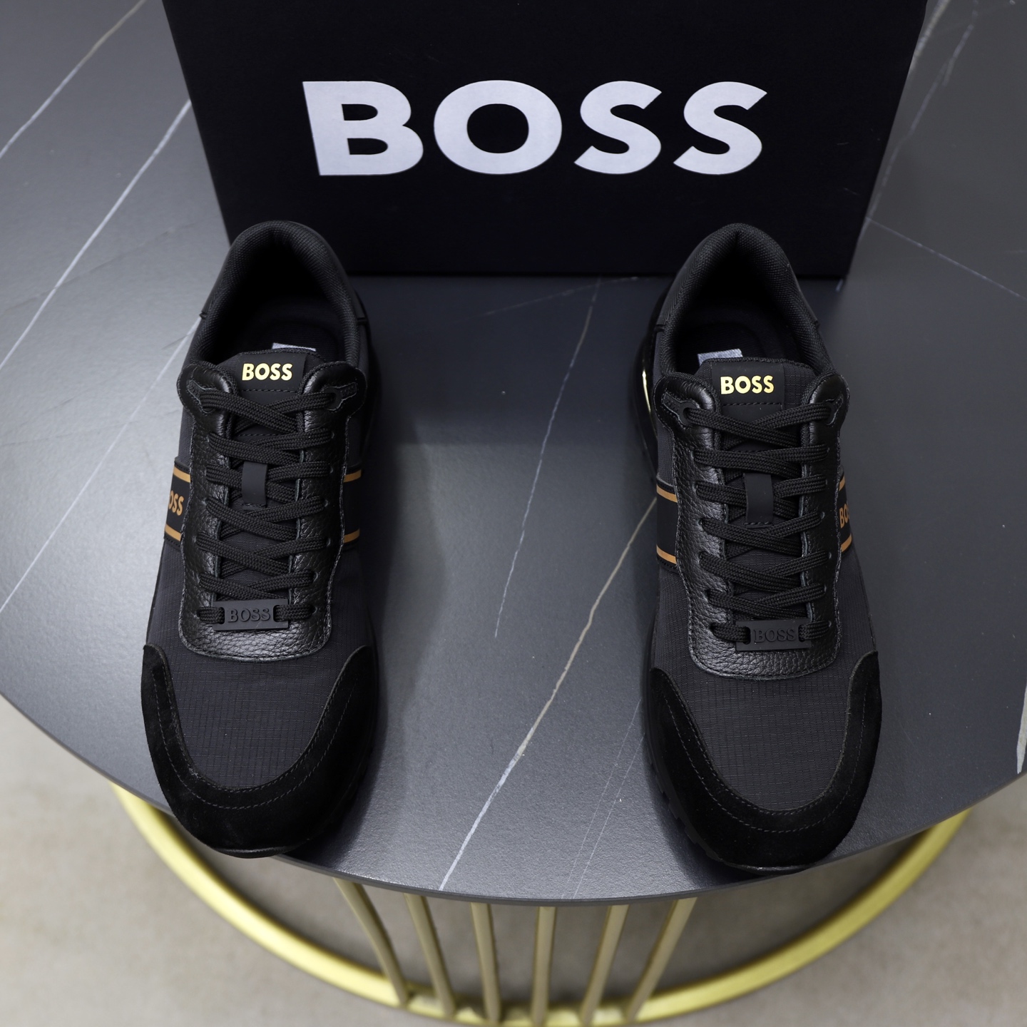 NO:275490,Boss classic men's sneakers This fashionable sneakers are carefully made of mixed materials, matched with smooth imported cowhide and sports mesh material, the rear trim, tongue and side of the shoe are integrated into the brand design. Imported cowhide splicing mesh   light EVA sole and rubber base Size: 39-44 (customized for 45), sneakers, cowhide19860909Boss经典男款运动鞋 这款时尚运动鞋选用混合材质精心制作,搭配顺滑进口牛皮和运动风网面材质,后饰片,鞋舌和侧幅处融入品牌设计. 进口牛皮拼接网面 轻盈EVA鞋底和橡胶底座 Size:39-44(45定做）,,sneakers,cowhide,Men's shoes