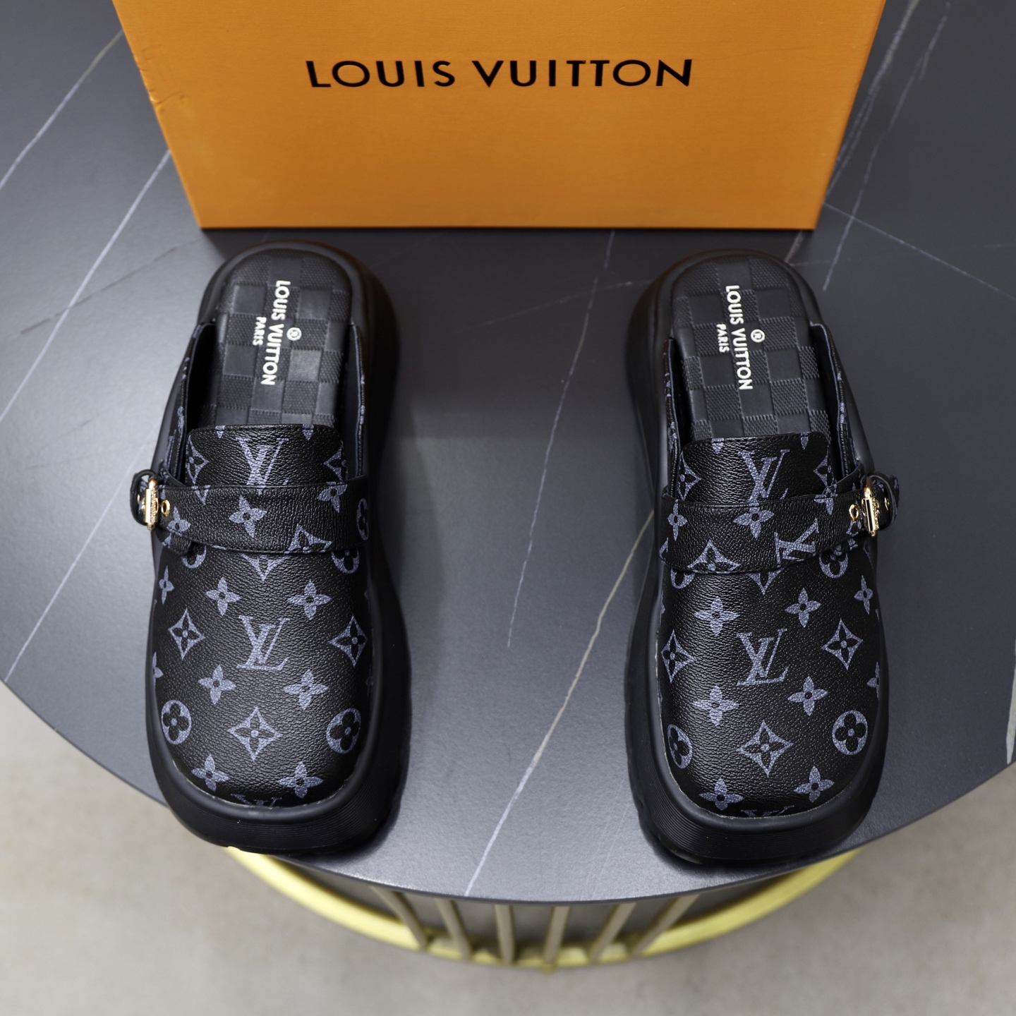 NO:275642,:♂♂ Brand LV Louis Vuitton 35-45 couples, grade counter, original material original upper, wear-resistant, lightweight, soft and comfortable outsole, style category summer slippers, young and fashionable, comfortable feet, multi-color optional,,louis vuitton,louis vuitton,slippers19860909:♂♂♂ 品牌LV路易威登 码数35-45情侣款 等级专柜 原单 材料原版鞋面 耐磨轻便柔软舒适大底 款式类别夏季拖鞋 年轻时尚 脚感舒适 颜色多色可选,,louis vuitton,louis vuitton,slippers,Men's shoes