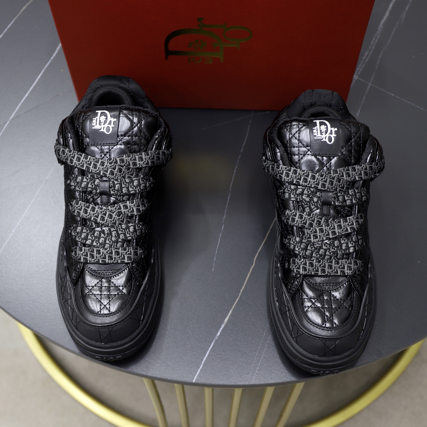 NO:275953,[Wow][Wow] Couple Dior xerl co-branded large tongue skateboard sneakers, created by Dior Man shoe designer Thibo Denis and erl designers. The shoes are made of peach red, light blue, gray-brown and other unique colors. At the same time, brands are added to the shoelaces and sides, interpreting the street atmosphere through high-quality quality to present a new trendy color and silhouette~ The upper is made of silk   imported beef velvet and embroidery technology. The original number of numbers 36-40 for women, 40-45 for men.,,dior,sneakers19860909[哇][哇]情侣款dior xerl联名款大舌头滑板运动鞋,由 dior man鞋履设计师 thibo denis携手erl设计师 共同打造,鞋款采用桃红,浅蓝、灰棕等颇具个性的配色,同时也在鞋带、侧边加入品牌,通过精品质量诠释街头气息呈现全新潮流色彩与廓形~鞋面采用丝绸 进口牛反绒配上绣花工艺原版码数36-40女 40-45男.,,dior,sneakers,Men's shoes