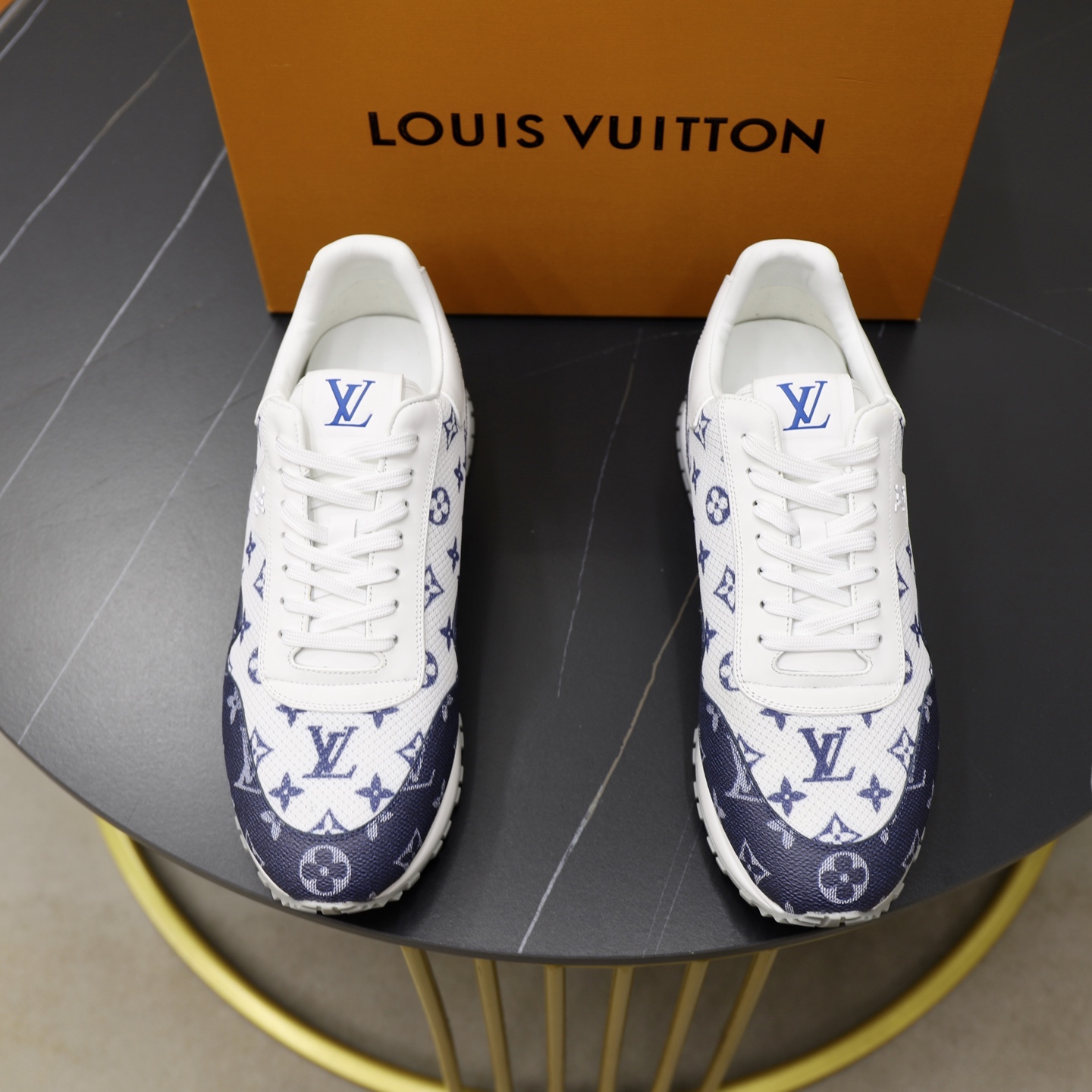 NO:275966,LV Louis Vuitton RUN AWAY sneakers, this Run Away sneakers are made of top layer cowhide and breathable original material, wedge-shaped rubber outsole continues the running shoe design, embellished with Monogram flowers, L v letters marked on the tongue, Louis Vuitton Paris logo embellishes the back. Paired with brand logo cotton footbeds, the inner heel of mesh is wrapped, comfortable and breathable on the feet!  Size39-44 (38.45.46 custom made), louis vuitton,louis vuitton,sneakers,cowhide19860909LV路易威登RUN AWAY 运动鞋,本款 Run Away 运动鞋选用头层牛皮拼透气原版材质,楔形橡胶外底延续跑鞋设计,缀 Monogram 花卉,L v字母标注鞋舌,路易威登巴黎标识点缀后部.搭配品牌标识棉垫脚,网面内里后跟牛皮拼接包裹,上脚舒适透气！ Size39-44（38.45.46定做）,,louis vuitton,louis vuitton,sneakers,cowhide,Men's shoes