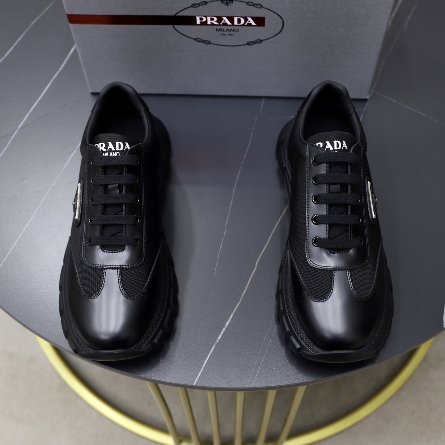 NO:277411,Top original list Brand PRADA (Prada) Standard code men's code 38/44 (45 can be customized) Grade official website same style Material original cowhide splicing imported fabric Cowhide inner original combination two-color wear-resistant soft bottom Style category casual sports version Young fashion European and American trend British style Color real picture color, prada, prada, cowhide19860909顶级原单 品牌PRADA（普拉达） 标准码男码38/44（45可以定做） 等级官网同款 材料原版牛皮拼接进口布匹 牛皮内里 原版组合双色耐磨柔软大底 款式类别休闲运动版 年轻时尚 欧美潮流 英伦风格 颜色实物图片色,,prada,prada,cowhide,Men's shoes