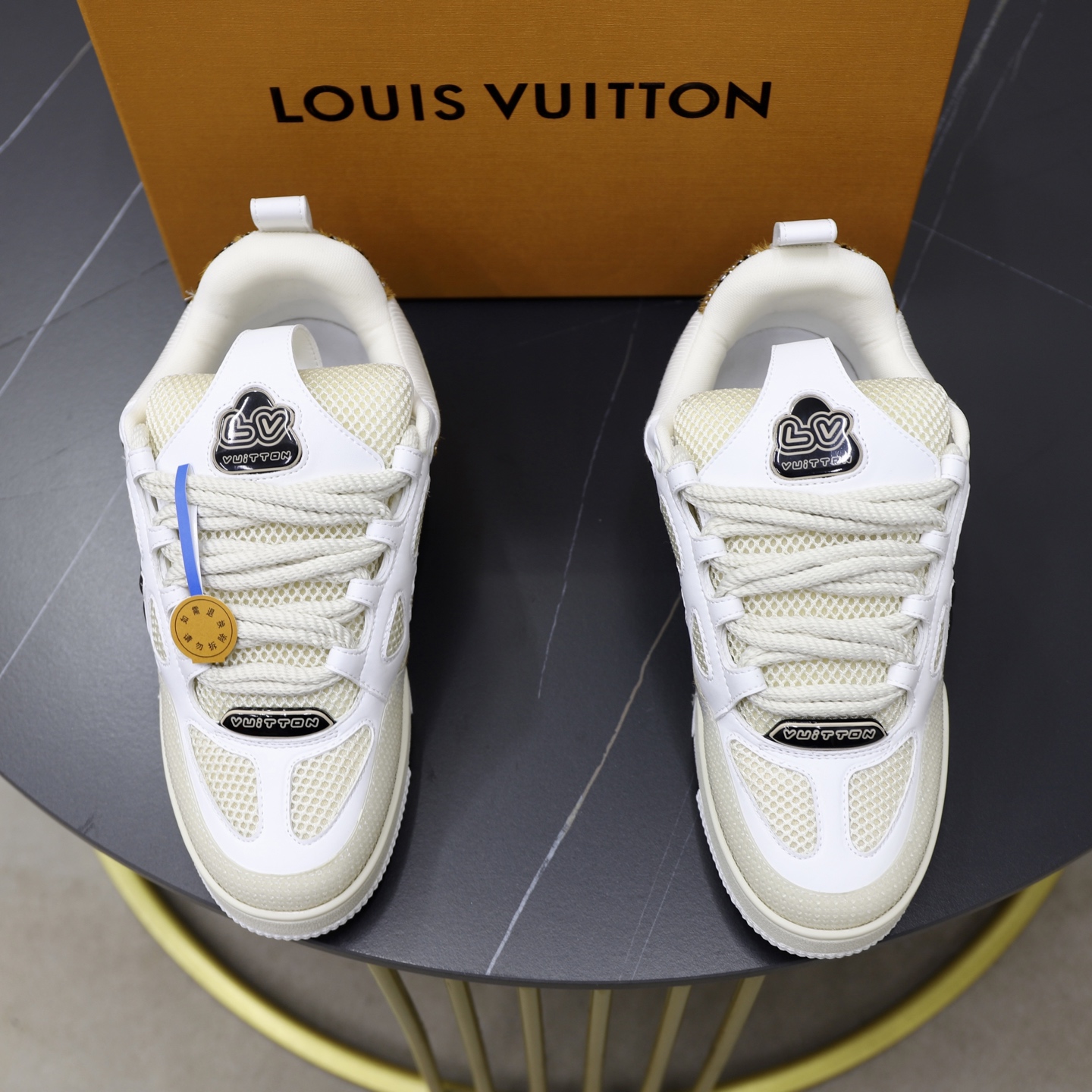 NO:277415,LV Louis Vuitton TRAINER sneakers are available for diamond and diamonds. Virgil Abloh, the artistic director of men's clothing, picked inspiration to create this LV Trainer sneakers. The crystal inlay inlay presents a colorful effect, diamond pattern matching VS gray diamond pattern matching two gorgeous colors are available. The tongue LV diamond spelling logo badge is gorgeous and noble. The sides are decorated with LV letters and the outsole is decorated with Monogram floral patterns. The trend is full of elegance and nobleness!  Men's 39-44 (38, 45, 46 customized), louis vuitton, louis vuitton, sneakers19860909LV 路易威登TRAINER运动鞋新款 钻钻款出货  路易威登男装艺术总监 Virgil Abloh 采撷灵感,打造此款 LV Trainer 运动鞋.莹泽水晶嵌饰呈现炫彩效果, 钻纹搭配 VS灰色钻纹搭配两种绚丽效果色泽可选 鞋舌LV钻拼字母logo徽章 华丽且尊贵 侧面饰有 LV 字母 外底饰有 Monogram 花卉图案 潮流尽显 典雅贵气！男款39-44（38、45、46订做）,,louis vuitton,louis vuitton,sneakers,Men's shoes