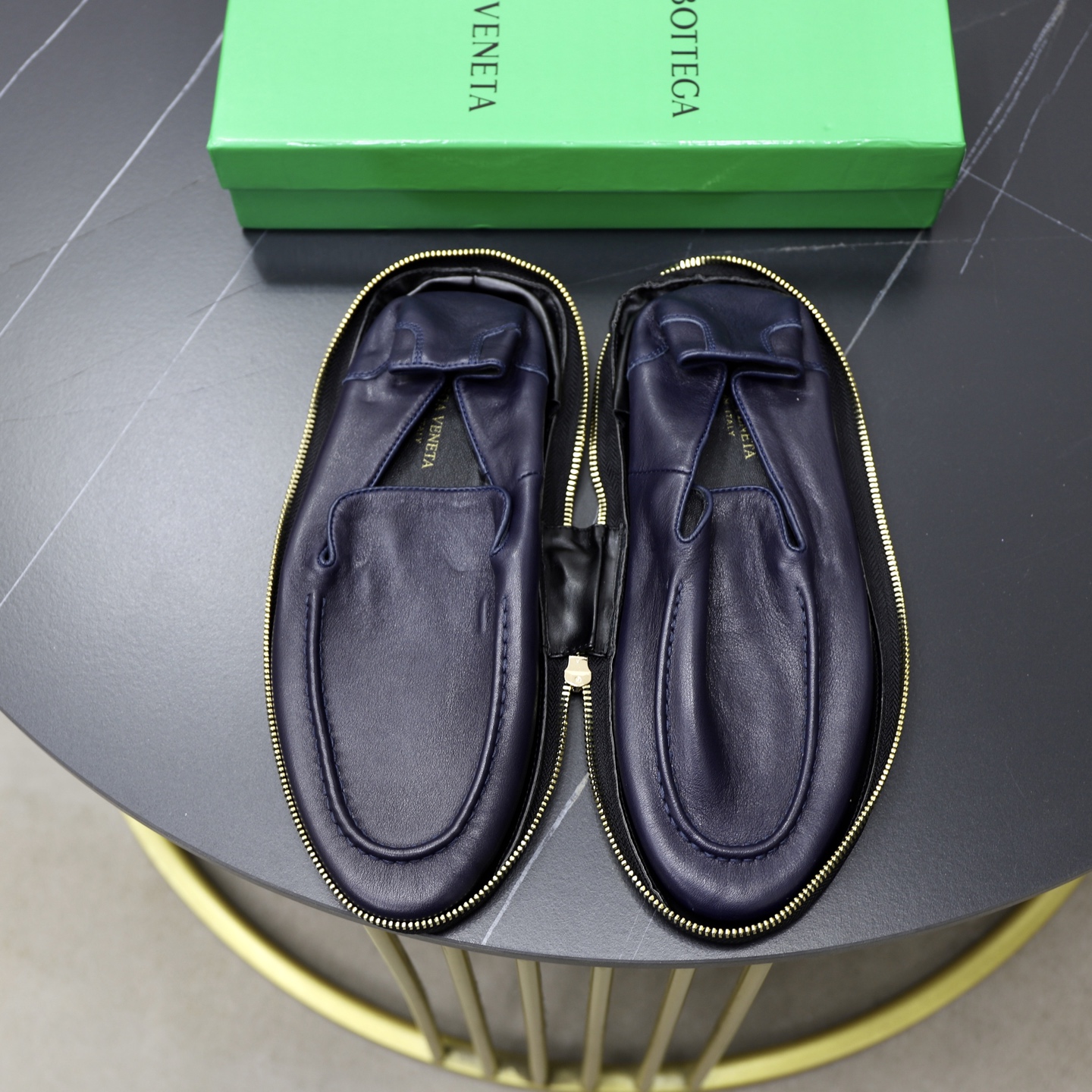 NO:277746,Mavericks inner lining 【Bottega Veneta】 BV classic men's wallet shoes. Super easy to carry. It uses imported soft calfskin, comfortable to put on the feet, and the inner lining is made of luxurious cowhide. Original rubber wear-resistant outsole. Code 39-45,,bottega veneta,bottega veneta,wallets,cowhide19860909小牛内里【Bottega Veneta】 BV 经典男款钱包鞋.旅行携带超方便 采用进口柔软小牛皮,上脚舒服,内里采用奢华牛皮里.原版原厂橡胶耐磨大底.配码39-45,,bottega veneta,bottega veneta,wallets,cowhide,Men's shoes