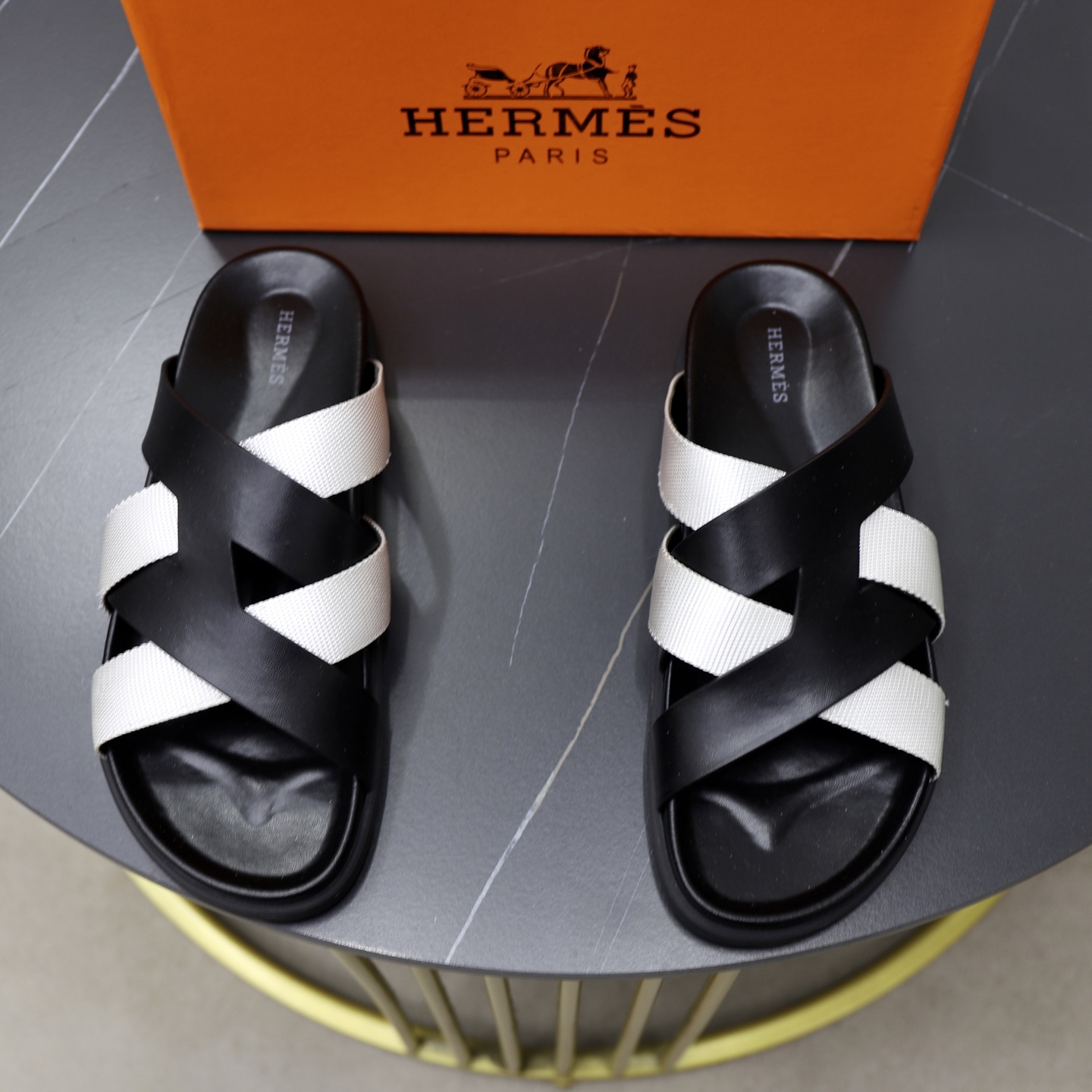 NO:353470,♂♂ Brand Hermes Standard Code 39-44 Grade Official Website The same style material original leather design Original lightweight wear-resistant molding outsole Style category Men's fashionable sandals Prestige luxury brand elements Top luxury Color real picture color, hermes, slippers19860909♂♂♂ 品牌爱马仕 标准码39-44 等级官网同款 材料原版皮料设计 原版轻便耐磨成型大底 款式类别男士时尚凉拖鞋 尊贵奢侈品大牌元素 顶级奢华 颜色实物图片色,,hermes,slippers,Men's shoes