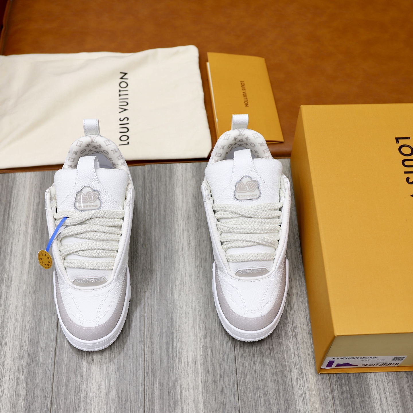 NO:279464,LV Louis Vuitton TRAINER sneakers are shipped. Louis Vuitton Men's Art Director Virgil Abloh picks inspiration to create this LV Trainer sneakers. The illuminated crystal inlay presents a colorful effect, and is available with two gorgeous colors. The tongue LV diamond spelling logo badge is gorgeous and noble. The sides are decorated with LV letters and the outsole is decorated with Monogram floral patterns. The trend is full of elegance and nobleness!  Men's 39-44 (38, 45, 46 customized), louis vuitton, louis vuitton, sneakers19860909LV 路易威登TRAINER运动鞋新款 款出货  路易威登男装艺术总监 Virgil Abloh 采撷灵感,打造此款 LV Trainer 运动鞋.莹泽水晶嵌饰呈现炫彩效果, 搭配两种绚丽效果色泽可选 鞋舌LV钻拼字母logo徽章 华丽且尊贵 侧面饰有 LV 字母 外底饰有 Monogram 花卉图案 潮流尽显 典雅贵气！男款39-44（38、45、46订做）,,louis vuitton,louis vuitton,sneakers,Men's shoes