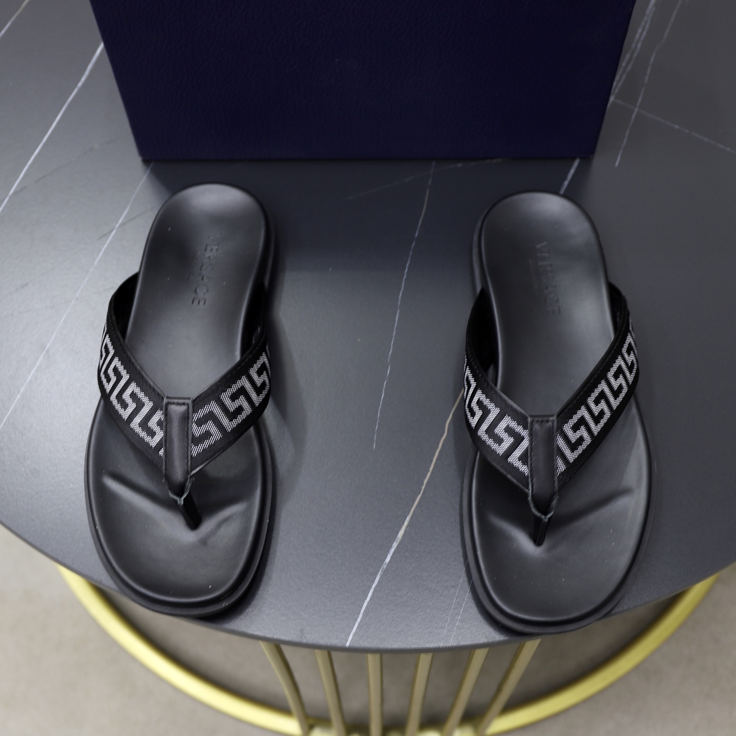 NO:280033,♂♂ Brand Versace Standard Code 39-44 Grade Official Website The same style Material Original Material Design Original Rubber Wear-resistant Forming Outsole Style Category Men's Fashion Sandals Prestigious Luxury Brand Elements Top Luxury Color Real Picture Color, Versace, Slippers19860909♂♂♂ 品牌范思哲 标准码39-44 等级官网同款 材料原版材料设计 原版橡胶耐磨成型大底 款式类别男士时尚凉拖鞋 尊贵奢侈品大牌元素 顶级奢华 颜色实物图片色,,versace,slippers,Men's shoes