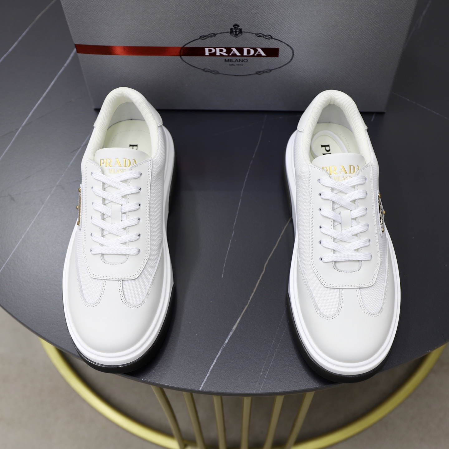 NO:281027,【Prada】Prada - High-end quality Original single - Upper imported Napa calfskin, brand high mercerized canvas cloth, tongue, heel. Silk-printed brand logo - Inner canvas cloth, foot pad; water dyed cowhide - Outsole ultralight TPU foaming·rubber; Two-color molded sole - Ultra-high quality control·fine workmanship highlighted (high-end·noble·grade) -Size 39-44 (38,45, custom made)·03303,,prada,prada,cowhide19860909【Prada】普拉达 -高端品质 原单 -鞋面进口纳帕小牛皮、品牌高丝光帆布布匹、鞋舌.后跟.丝印品牌logo -内里帆布布匹,垫脚；水染牛皮 -大底超轻TPU发泡·橡胶；双色成型大底 -超高品控·做工精细凸显(高端·贵气·档次) -Size 39-44（38,45,可订做)·03303,,prada,prada,cowhide,Men's shoes