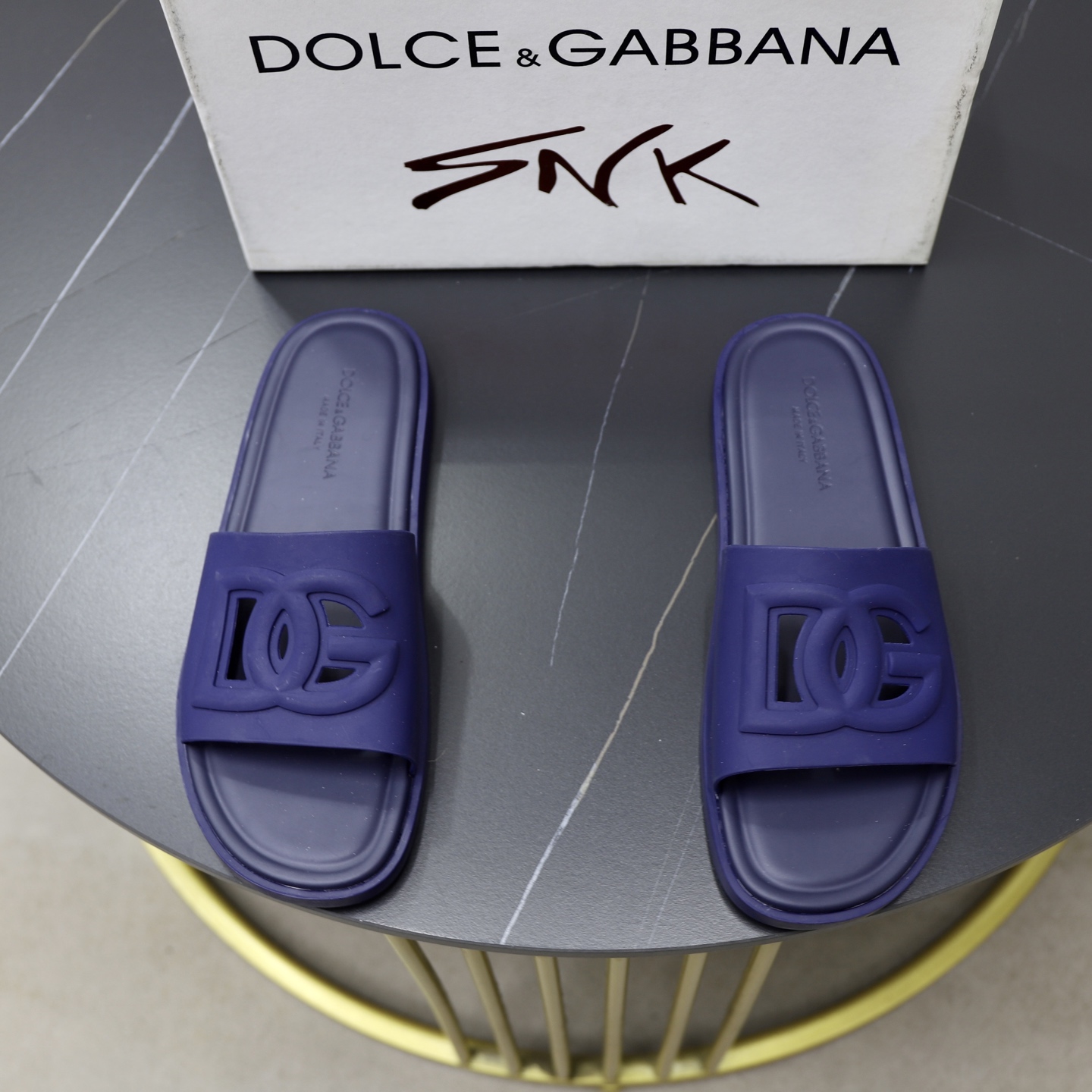 NO:283204,♂♂ Brand DG Standard Code 38-44 (45 customized) Grade official website The same style Material original leather design Original lightweight wear-resistant molding outsole Style category Men's fashion sandals Prestige luxury brand elements Top luxury Color real picture color, Dolce & Gabbana, slippers19860909♂♂♂ 品牌DG 标准码38-44（45订做） 等级官网同款 材料原版皮料设计 原版轻便耐磨成型大底 款式类别男士时尚凉拖鞋 尊贵奢侈品大牌元素 顶级奢华 颜色实物图片色,,Dolce&Gabbana,slippers,Men's shoes