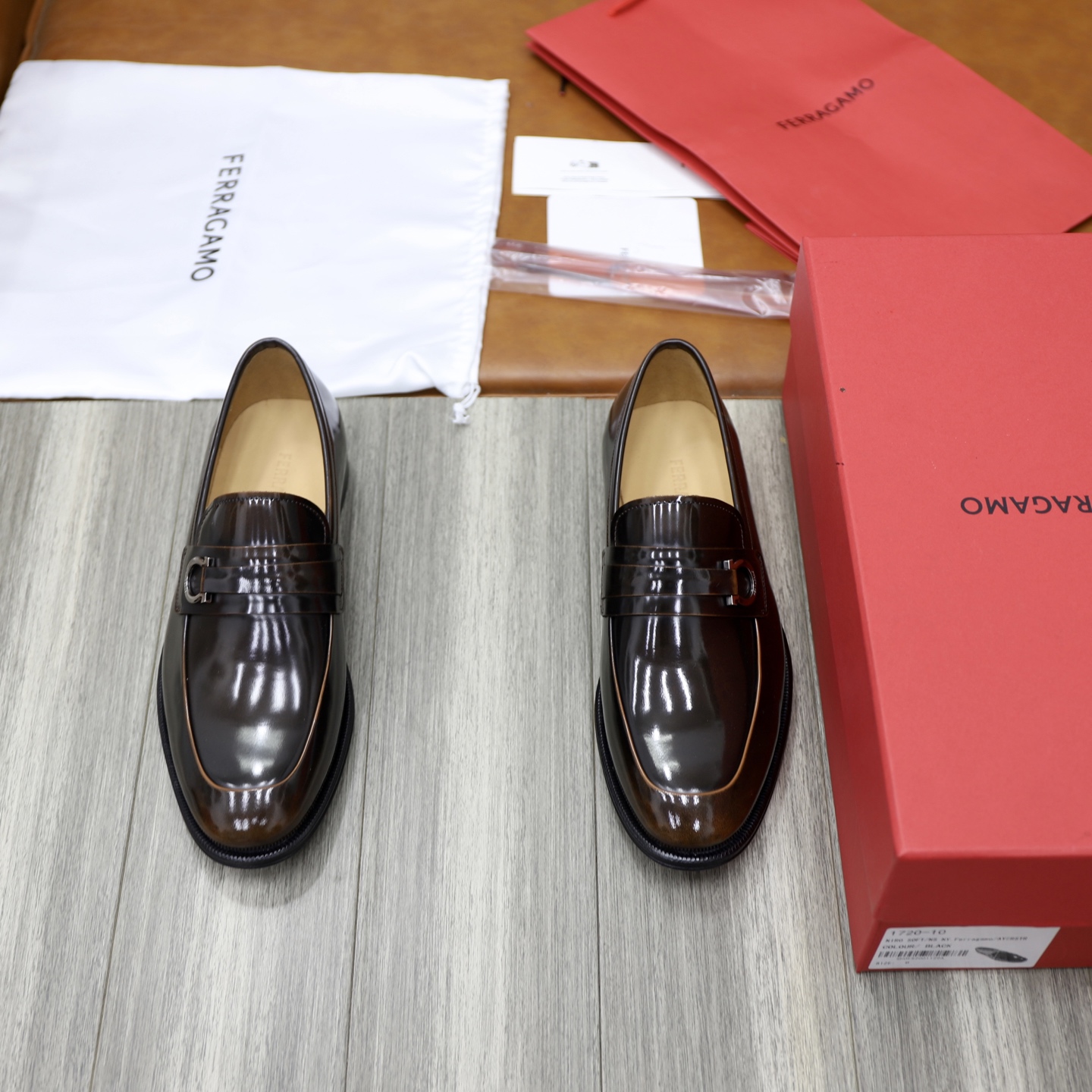 NO:283921,SF Fila** The counter is synchronized with new models. Men's loafers can be casual and formally dressed. The classic style reflects the fashionable charm of the formal wear, and the proportions of the new design are more modern. This loafer is made of imported beaded cowhide/fine calfskin/cow fleece. The upper is embellished with webbing, the side private molded silver Gancini buckle, and the double-wire edged details add fashionable charm. It adopts a special 