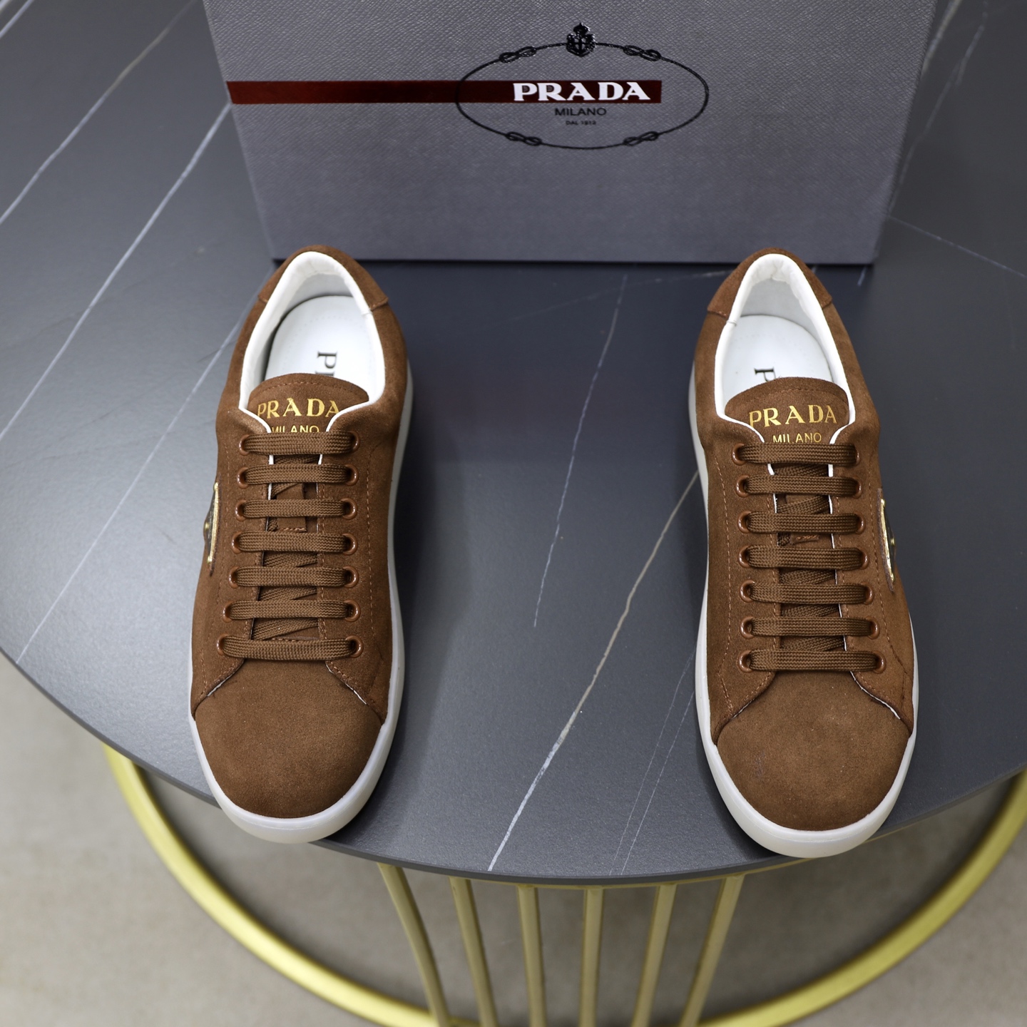 NO:284015,Top original list Brand PRADA (Prada) Standard code men's code 38/44 (45 can be customized) Grade official website same style Material original cowhide surface splicing Cowhide inner original wear-resistant soft sole Style category casual sneakers Young fashion European and American trend British style Color real picture color, prada, prada, sneakers, cowhide19860909顶级原单 品牌PRADA（普拉达） 标准码男码38/44（45可以定做） 等级官网同款 材料原版牛皮面拼接 牛皮内里 原版耐磨柔软大底 款式类别休闲运动鞋 年轻时尚 欧美潮流 英伦风格 颜色实物图片色,,prada,prada,sneakers,cowhide,Men's shoes