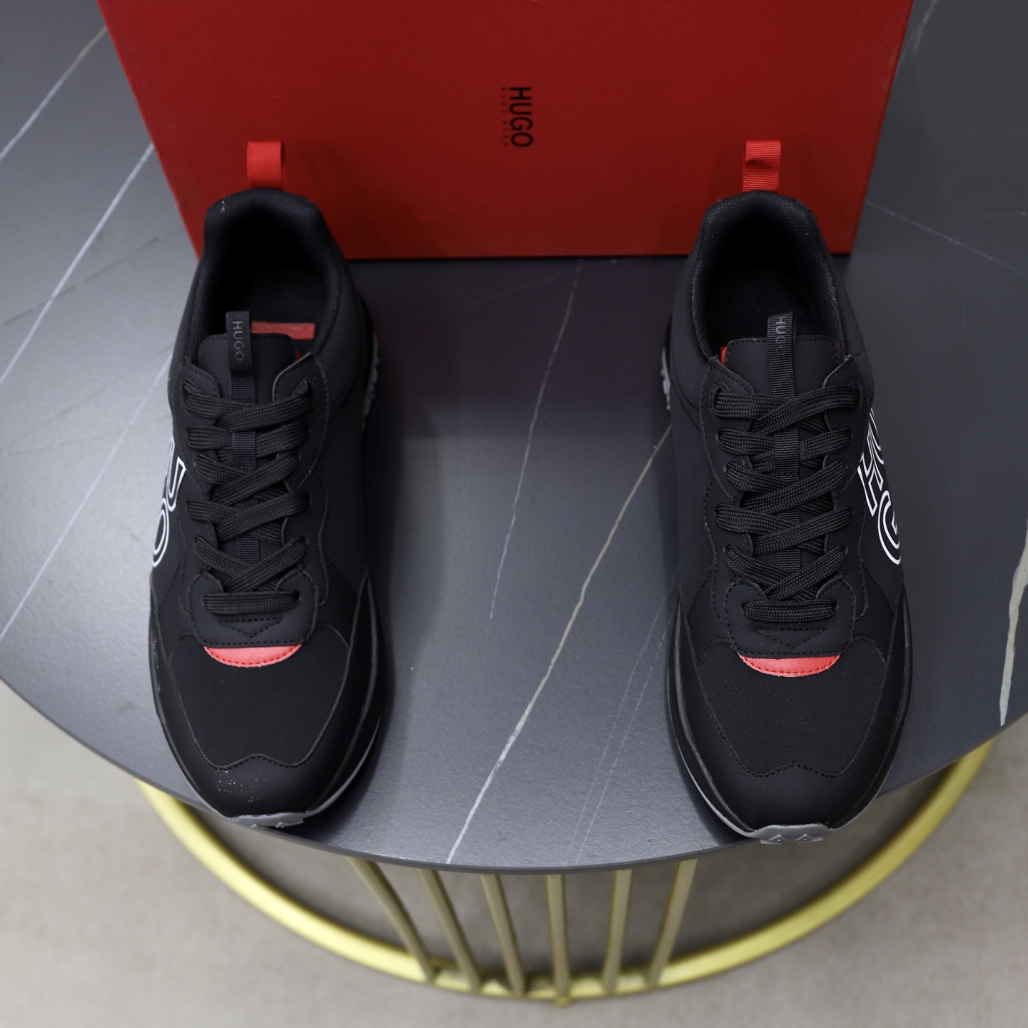 NO:284227,Hugo HUGO is the latest launch, imported original cowhide splicing, high-end original pattern. High-end 1:1 mold customization, original foaming, wear-resistant and soft large bottom, lighter and non-slip. Fashion is trendy and versatile. Exudes a fashionable and casual atmosphere, and fashion is right under your feet. Number of 39-45, cowhide19860909雨果HUGO 最新上市、进口原版牛皮拼接、高级原版图案.高端1:1开模定制,原版发泡耐磨柔软大底,更轻便,防滑.时尚主打潮流,百搭爆款.散发时尚休闲气息,时尚就在脚下.码数39-45,,cowhide,Men's shoes