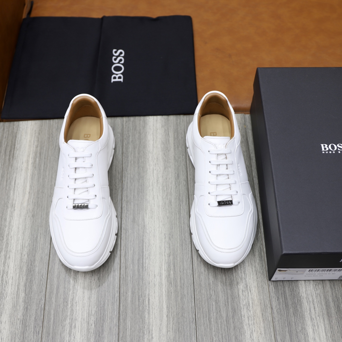 NO:284754,BOSS new men's leather casual sneakers This sneaker has simple lines, soft smooth calfskin and suede leather with comfortable feet, original light and soft bean soles, and the tongue is decorated with BOSS letter logo, showing elegant taste. The heel and sole are decorated with rubber beans, the sole and upper sewing thread are not opened, and the sole is not removed or the bottom is removed. It is matched with silver-silver logo cowhide feet, and the foot feels comfortable on the feet, the style is simple and versatile, and it is easy to match with daily style. It is equipped with dust bags for the original box packaging!  Size 39-40-41-42-43-44 Standard leather shoes size, Sneakers, cowhide19860909BOSS新款男士皮革休闲运动鞋 本款运动鞋线条简约,柔软的光滑小牛皮和绒面皮革脚感舒适,原版轻便柔软豆豆鞋底,鞋舌上点缀BOSS字母标识,尽显优雅品味.后跟和鞋底点缀橡胶豆豆,鞋底与鞋面车缝线,不开胶不掉底,搭配烫银logo牛皮脚垫,上脚脚感舒适,款式简约百搭,轻松搭配日常造型.配原盒包装防尘袋！ 码数39-40-41-42-43-44 标准皮鞋尺码,,sneakers,cowhide,Men's shoes