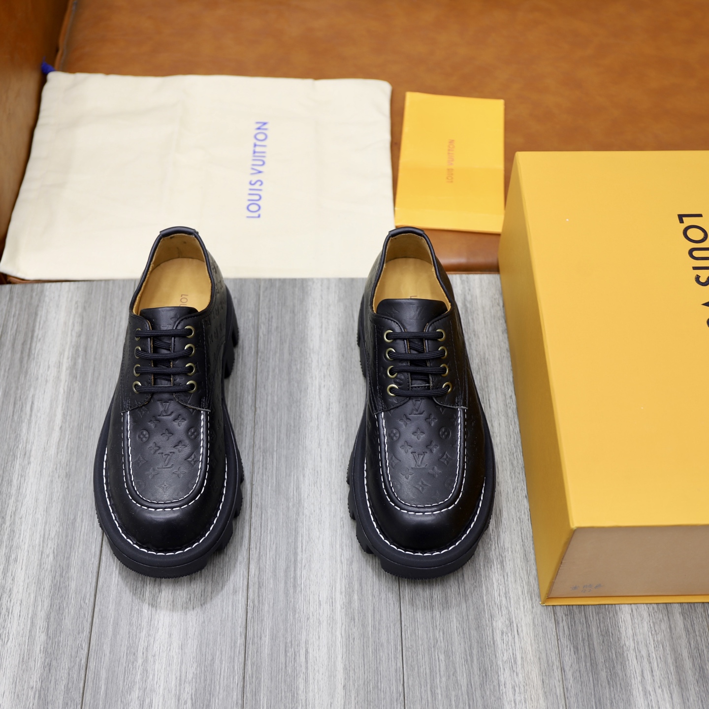 NO:284732,The latest sneakers in Louis Vuitton series are upgraded again, with excellent details. They are simply too good to look!  The official website is available for sale and immediately grabbing the whole model in ten minutes. TPU large bottom, mold fee of 2w   texture comparable to the original version. Polympic micro-material and breathable British mesh fabric. The original details are consistent. Please pay attention to distinguish between the market's currency materials. Size39-44,,louis vuitton,sneakers19860909路易威登#系列最新运动鞋 品质再次升级、细节超赞 简直不要太好看！官网开售十分钟立刻抢光光的款. TPU大底、模具费2w  质感媲美原版 垫脚聚米微料加透气英伦网布 细节原版一致 请注意区分市面通货材料. Size39-44,,louis vuitton,sneakers,Men's shoes