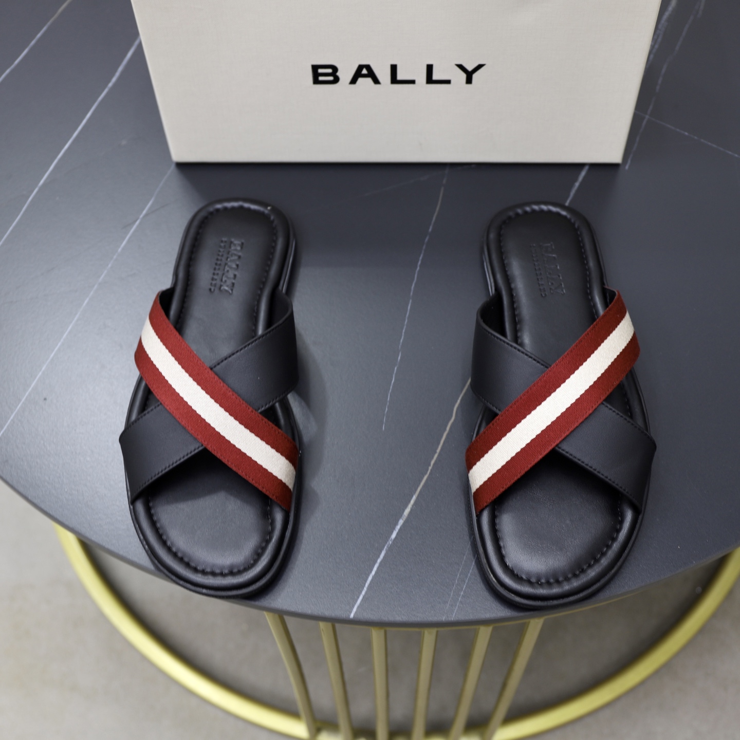 NO:284899,:♂♂ Brand Bally size 38-45 (45 customized) Grade counter Original sheet Material original upper Wear-resistant Lightweight Soft Comfortable Outsole Style category Summer sandals Young and fashionable Feet comfortable Multi-color available, Bally, Slippers19860909:♂♂♂ 品牌巴利Bally 码数38-45（45定制） 等级专柜 原单 材料原版鞋面 耐磨轻便柔软舒适大底 款式类别夏季款凉拖鞋 年轻时尚 脚感舒适 颜色多色可选,,bally,slippers,Men's shoes