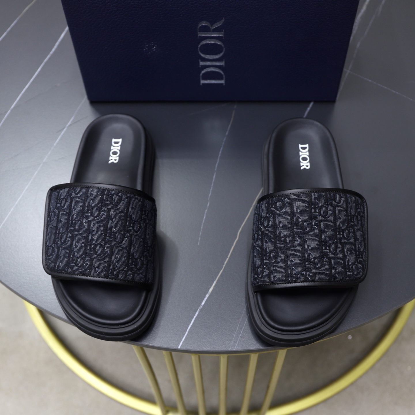 NO:348249,DIOR top purchasing agent Dior Street Fried Street Men's God Spring and Summer Slippers Counter Synchronize, Upper imported Italian cowhide with logo fabric, high-quality complex splicing crafts, original sole factory special original sole, exclusive movable molding sole is super comfortable, original order goods, high quality, can enter and exit the counter at will, welcome to compare, code number 39-46,,dior,dior,slippers,cowhide19860909DIOR顶级代购 迪奥 炸街男神春夏拖鞋专柜同步,鞋面意大利进口牛皮搭配标志布面料,高品质复杂拼接工艺品,鞋底原厂特供原版底,独家活动成型底超级舒适,原厂跟单货,高品质,可随意进出专柜,欢迎对比,码数 39-46,,dior,dior,slippers,cowhide,Men's shoes