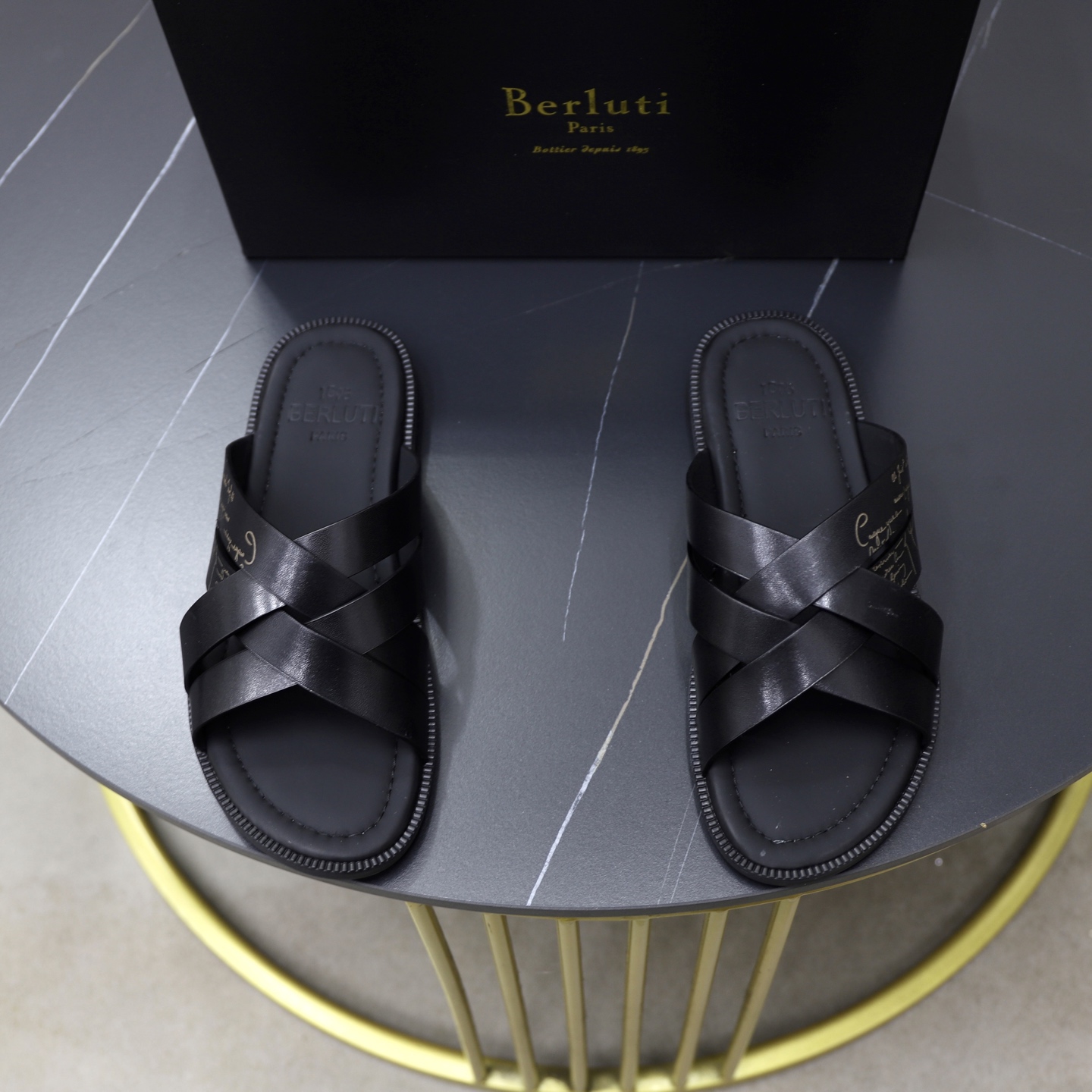 NO:348266,Berlut Bruti Top Handmade Colored Cowhide Men's Slippers!  Fully handmade!  Decorated Sifnos Scritto patterned leather slippers!  official!  The imported leather embryo is colored and changed to color and treated with cowhide cross tattoo pattern design on the upper imported leather embryo is colored and changed to color footbed!  Imprinted three-dimensional brand logo, cowhide leather serrated strips, private molded custom badge pattern lightweight and large sole combination, light and comfortable on the feet!  Size 39-40-41-42-43-44-45-46,,slippers,cowhide19860909Berlut布鲁提 顶级手工上色牛皮男士拖鞋！ 全手工制作！有装饰的Sifnos Scritto图纹皮革拖鞋！官！采用进口皮胚古法上色改色处理鞋面牛皮交叉刺青图案设计 进口皮肧古法改色垫脚！压印立体品牌logo 牛皮皮革锯齿状沿条、私家开模定制徽章图案轻质大底组合、上脚轻便舒适！ 尺码39-40-41-42-43-44-45-46,,slippers,cowhide,Men's shoes