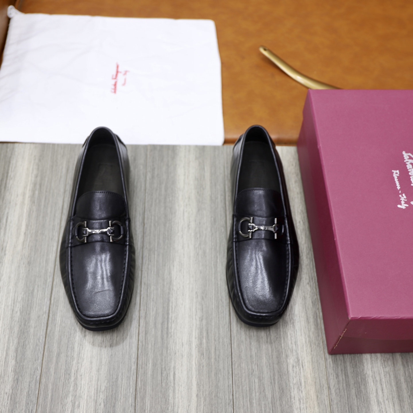 NO:348881,Brand Ferragamo Standard code men's code 39–44 Grade official website same style Top original list Material original cowhide heavy washing Cowhide inner original retro leather outsole Style category Italian ancient washing old handmade shoes Outsole handmade stitching British style Top luxury Color real picture, ferragamo, ferragamo, cowhide, Leather soles19860909品牌Ferragamo（菲拉格慕） 标准码男码39–44 等级官网同款 顶级原单 材料原版牛皮重水洗 牛皮内里 原版复古真皮大底 款式类别意大利古法水洗做旧手工鞋 大底手工缝线 英伦风格 顶级奢华 颜色实物图,,ferragamo,ferragamo,cowhide,Leather soles,Men's shoes