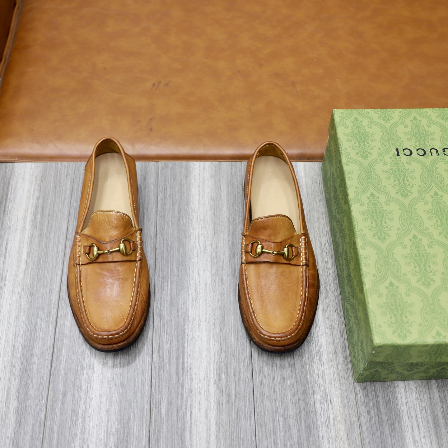 NO:348898,Brand GUCCI (Gucci) Standard code men's code 39–44 Grade official website same style Top original list Material original cowhide heavy washing Cowhide inner original retro leather outsole Style category Italian ancient washing old handmade shoes Outsole handmade stitching British style Top luxury Color real picture, gucci, cowhide, Leather soles19860909品牌GUCCI（古奇） 标准码男码39–44 等级官网同款 顶级原单 材料原版牛皮重水洗 牛皮内里 原版复古真皮大底 款式类别意大利古法水洗做旧手工鞋 大底手工缝线 英伦风格 顶级奢华 颜色实物图,,gucci,cowhide,Leather soles,Men's shoes