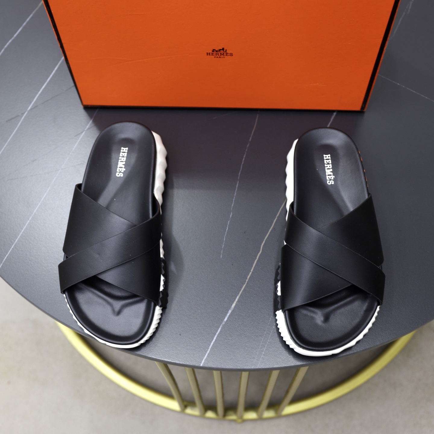 NO:851018,Cowhide leather lining [HEM＊] Hermès high quality, top craftsmanship, genuine leather slippers for couples, sizes 35-45, available simultaneously!  goods!  Top-grade handcrafted [strong] original calfskin (super texture and feel), super texture!  Thickened mid-pad, rubber foam anti-slip outsole!  !  Super comfortable!  45custom-made,,hermes,slippers,cowhide19860909牛皮面牛皮内里【HEM＊】爱马仕 高品质,顶尖工艺品 情侣款真皮拖鞋 正码35-45码 同步发售！货！顶级手工艺[强]原版小牛皮(超强质感、手感),质感超强！加厚中垫、橡胶化泡防滑大底！！超强舒适感！45订做,,hermes,slippers,cowhide,Men's shoes