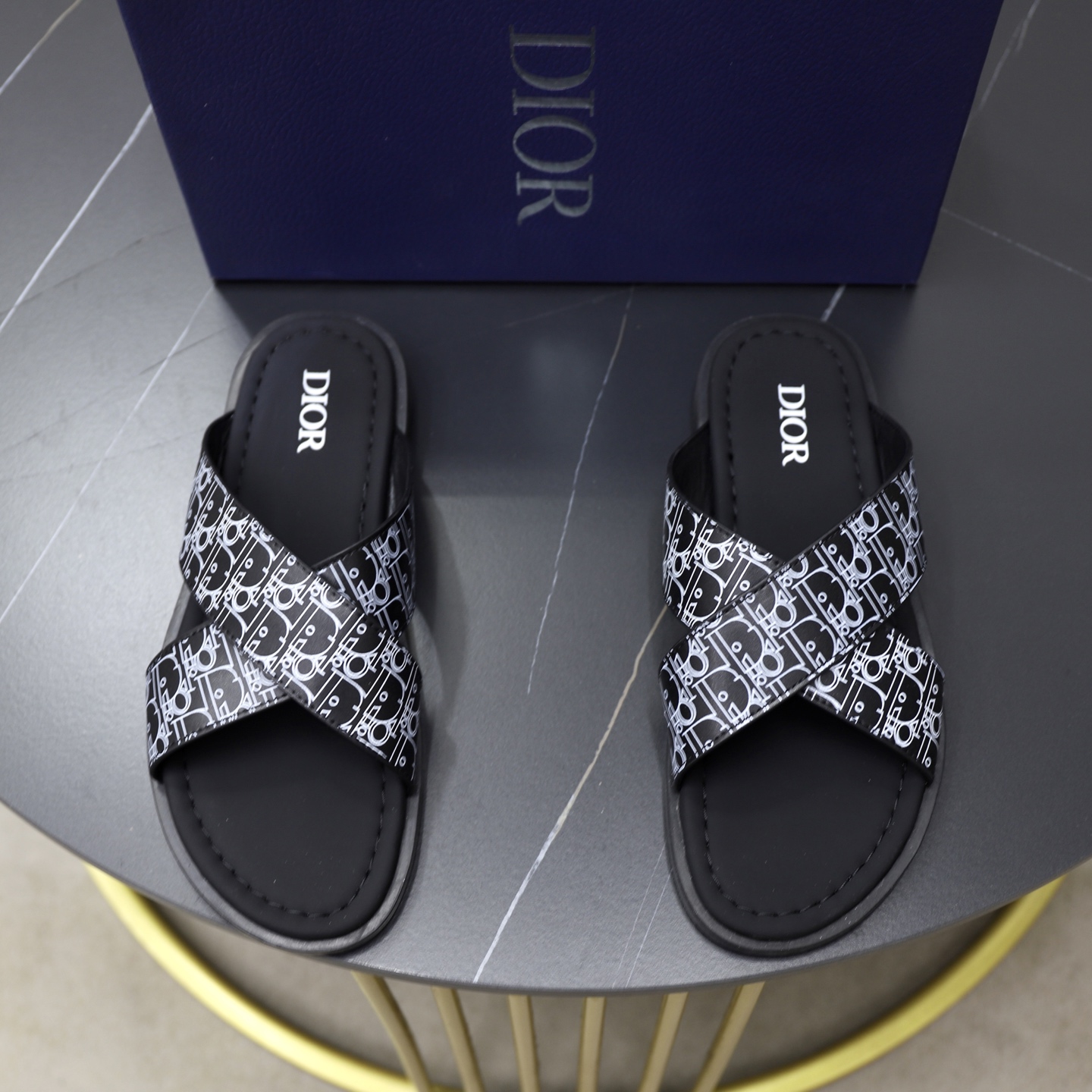 NO:348444,DIOR top purchasing agent Dior Street Fried Street Men's God Spring and Summer Slippers Counter Synchronized, Upper imported from Italy, High-quality complex splicing crafts, original soles are specially supplied with original soles, exclusive movable molding soles are super comfortable, original order goods, high quality, can enter and exit the counter at will, welcome comparison, number of sizes 38-45,,dior,dior,slippers19860909DIOR顶级代购 迪奥 炸街男神春夏拖鞋专柜同步,鞋面意大利进口胶料 ,高品质复杂拼接工艺品,鞋底原厂特供原版底,独家活动成型底超级舒适,原厂跟单货,高品质,可随意进出专柜,欢迎对比,码数 38-45,,dior,dior,slippers,Men's shoes