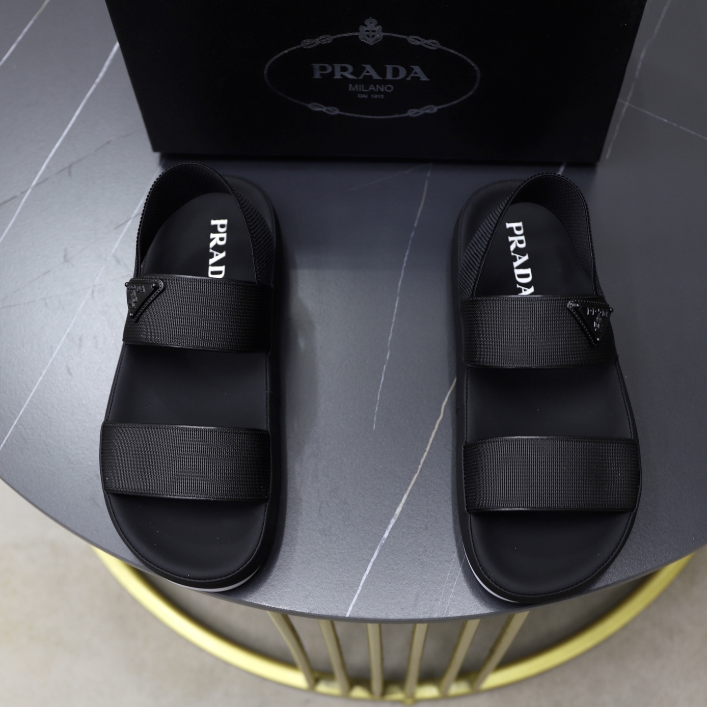 NO:348459,The top purchasing version of the market, men's spring and summer slippers and sandals, counter synchronization, upper imported cowhide fabric from Italy, logo graphics, high-quality craftsmanship, original sole, original special original sole, exclusive movable molding sole is super comfortable, original order goods, high quality, can enter and exit the counter at will, welcome to compare, Size: 38-44 (45 custom made), sandals, slippers, cowhide19860909市场顶级代购版,男士春夏拖鞋凉鞋,专柜同步 鞋面意大利进口牛皮面料,标志图形高品质工艺,鞋底原厂特供原版底,独家活动成型底超级舒适,原厂跟单货,高品质,可随意进出专柜,欢迎对比,Size:38-44（45订做）,,sandals,slippers,cowhide,Men's shoes