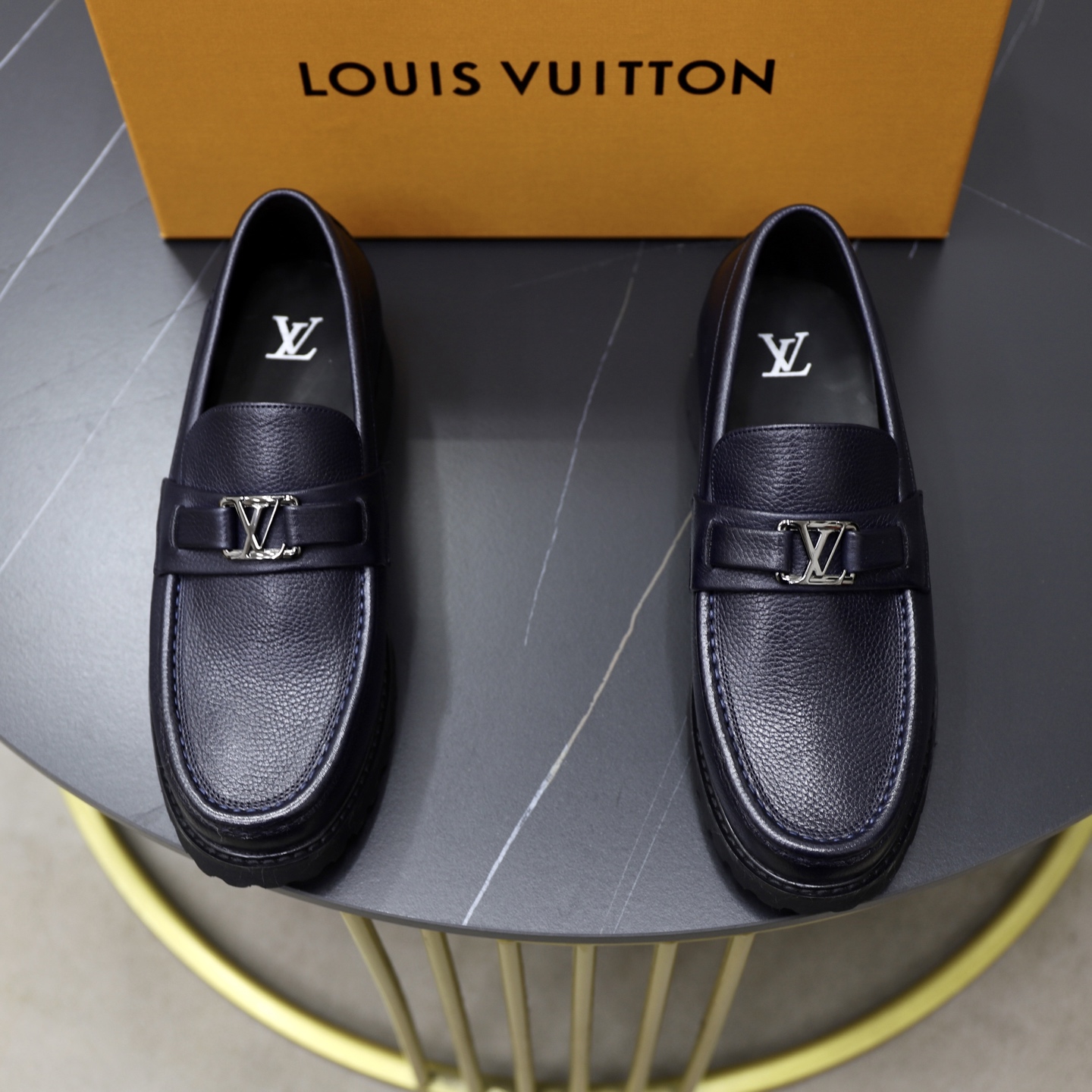 NO:350183,Louis Vuitton LV Men's classic Oxford shoes for men's business formal wear boutique leather shoes. Classic style. Amygdala exquisite toe. Extreme art. The shoes are imported cow leather (edge ​​beads). Selected carefully. The pores are delicate. The gloss is excellent, the texture is soft. Strong toughness is strong and durable. It is not easy to deform. The apricot-colored cow leather leather is soft and comfortable, sweat-absorbing and breathable. Foamed sole, original box, dust bag packaging!  Size 38–44 (custom made in 45/46), louis vuitton,louis vuitton,cowhide19860909Louis Vuitton LV 男士经典牛津鞋男士商务正装精品皮鞋 经典款 杏仁核精致鞋头 极致艺术 全鞋采用进口奶牛牛皮（开边珠） 精挑细选 毛孔细腻 光泽度极好,质感柔软 韧性强耐穿不易变形,杏色胎牛皮皮内里,柔软舒适,吸汗透气.发泡大底,原盒 防尘袋包装 ！尺码38–44（45/46订做）,,louis vuitton,louis vuitton,cowhide,Men's shoes