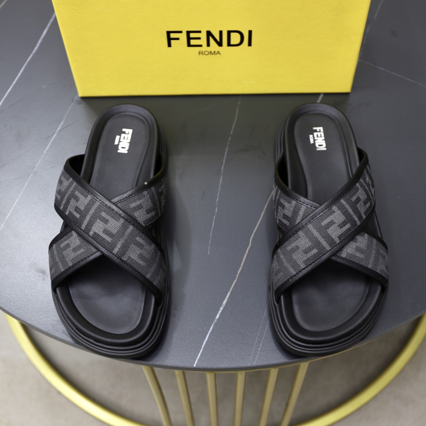 NO:351164,Brand FENDI Size 38-44 (45 customized) Grade original quality High version Material Imported original fabric splicing Original soft lightweight non-slip sole Style category: Fashionable casual slippers versatile trend, fendi, fendi, slippers19860909品牌芬迪（FENDI） 尺码38-44（45订做） 等级原单品质 高版本 材料 进口原版面料拼接 原版柔软轻便防滑大底 款式类别: 时尚休闲拖鞋百搭潮流,,fendi,fendi,slippers,Men's shoes