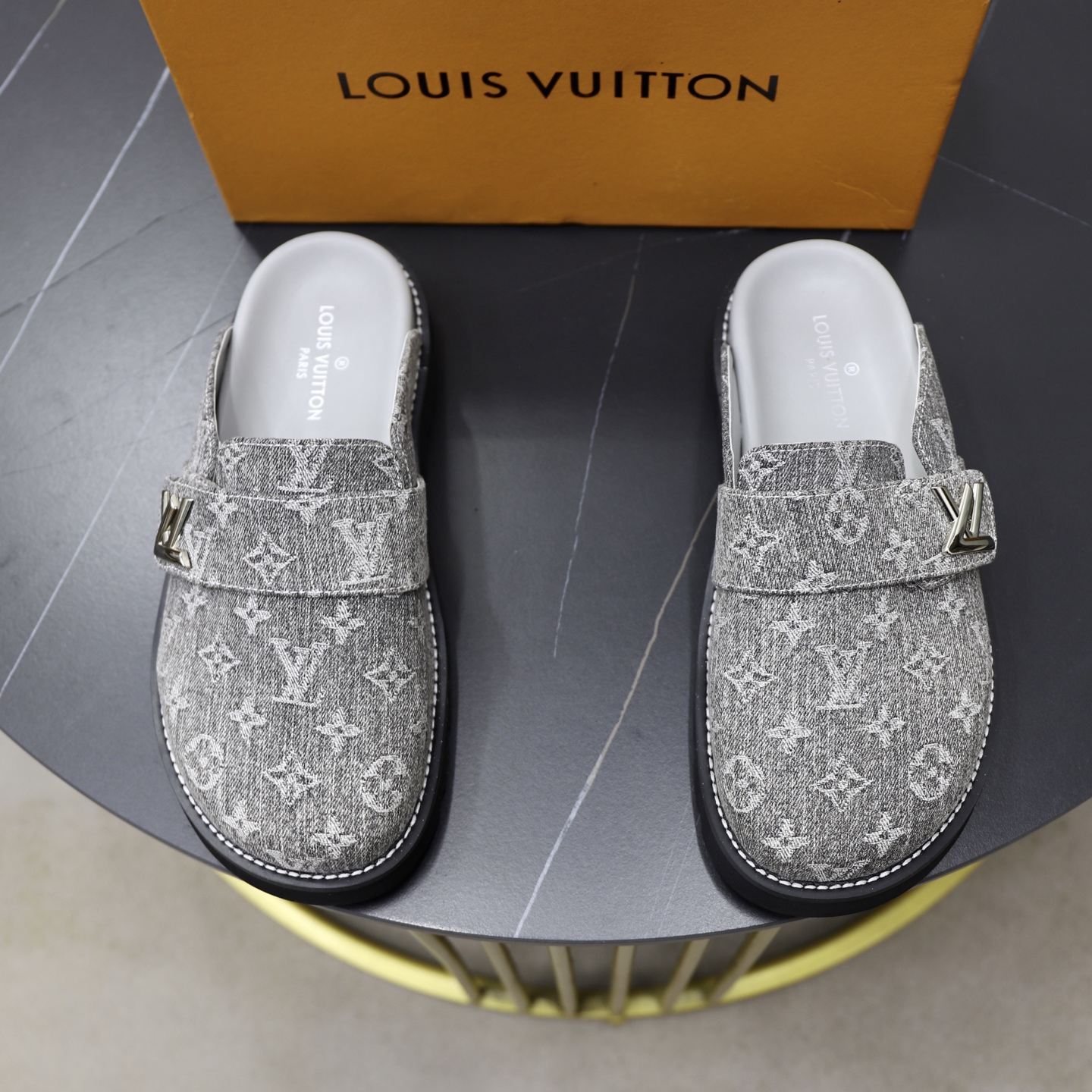 NO:351179,Lv. Hot sale of popular men's slippers. The official website is one-to-one production. 38-45 sizes 45 46 customized!  ,louis vuitton,slippers19860909Lv.爆款男拖鞋热卖 官网一比一制作 38-45码 45 46 订做！,,louis vuitton,slippers,Men's shoes