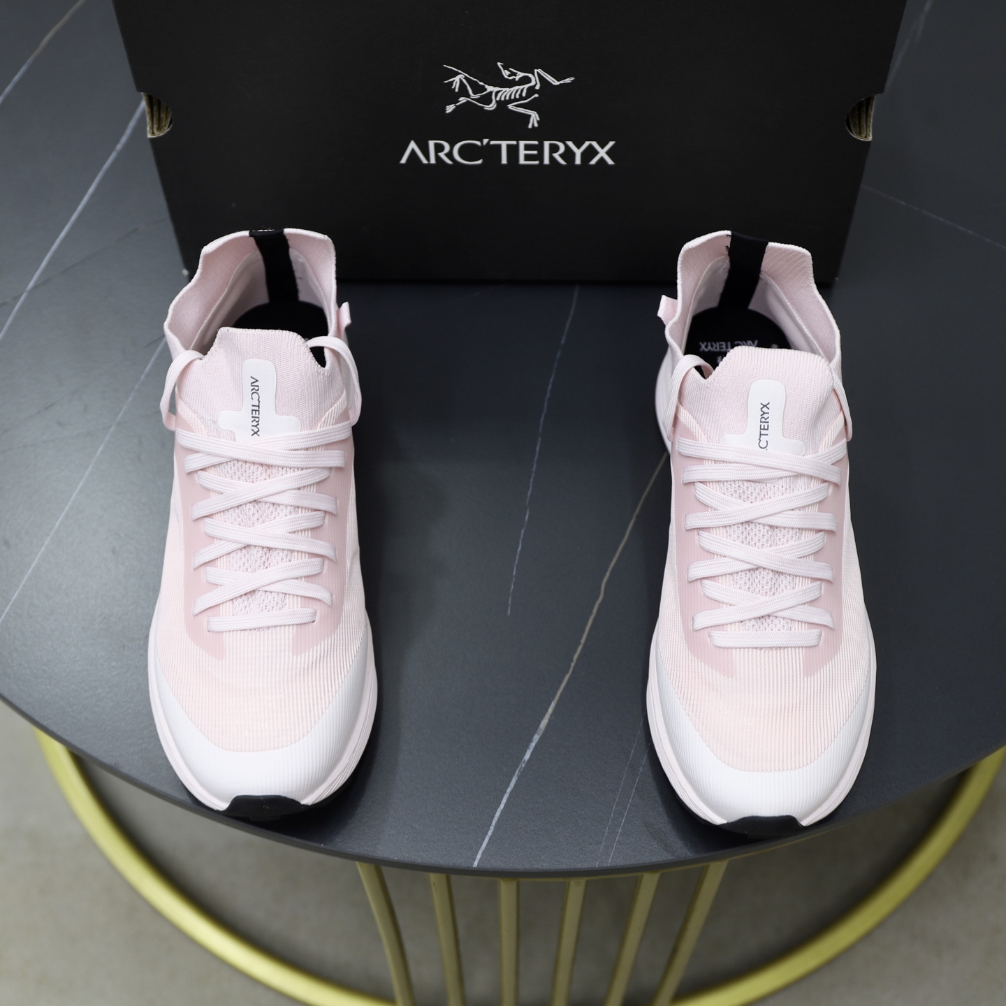 NO:351728,Domestic production in stock, pure original version!  Arc’TERYX men’s shoes 2025 new SYLAN PRO thick-soled anti-cushioned breathable comfortable travel hiking low-top casual shoes, men’s outdoor multi-function trail running shoes, the design of this shoe is inspired by athletes and is designed for speed, suitable for mountain runners who want to run faster on technical routes. The Rocker Geometry geometric design of the midsole brings propulsion.  Vibram Megagrip outsole LITEBASE technology that reduces weight without affecting performance, while multi-directional lug pattern design brings stronger grip. The shoe body fits and wraps the feet, and the knitted collar can block debris from entering the shoes. Cross-country running technology clothing focuses on action flexibility and moisture-absorbing and sweating. Size 36-39,arc'teryx19860909莞产现货,纯原版本！ 始祖鸟（ARC’TERYX）男款男鞋 2025新款 SYLAN PRO 厚底抗缓冲透气舒适旅行徒步低帮鞋 休闲鞋,男士户外多功能越野跑鞋,这款鞋履的设计灵感源自运动员,专为速度而生,适合希望在技术路线上跑得更快的山地跑者穿着.中底的Rocker Geometry几何结构设计带来推进力．抓地平稳的Vibram Megagrip 外底LITEBASE 技术,在减轻重量的同时不影响性能,而多向凸耳花纹设计带来更强的抓地力.鞋身贴合包裹脚部,针织鞋领可阻挡碎屑进鞋.越野跑步科技服装注重行动上的灵活度和吸湿排汗. 尺码36-39,arc'teryx,Men's shoes