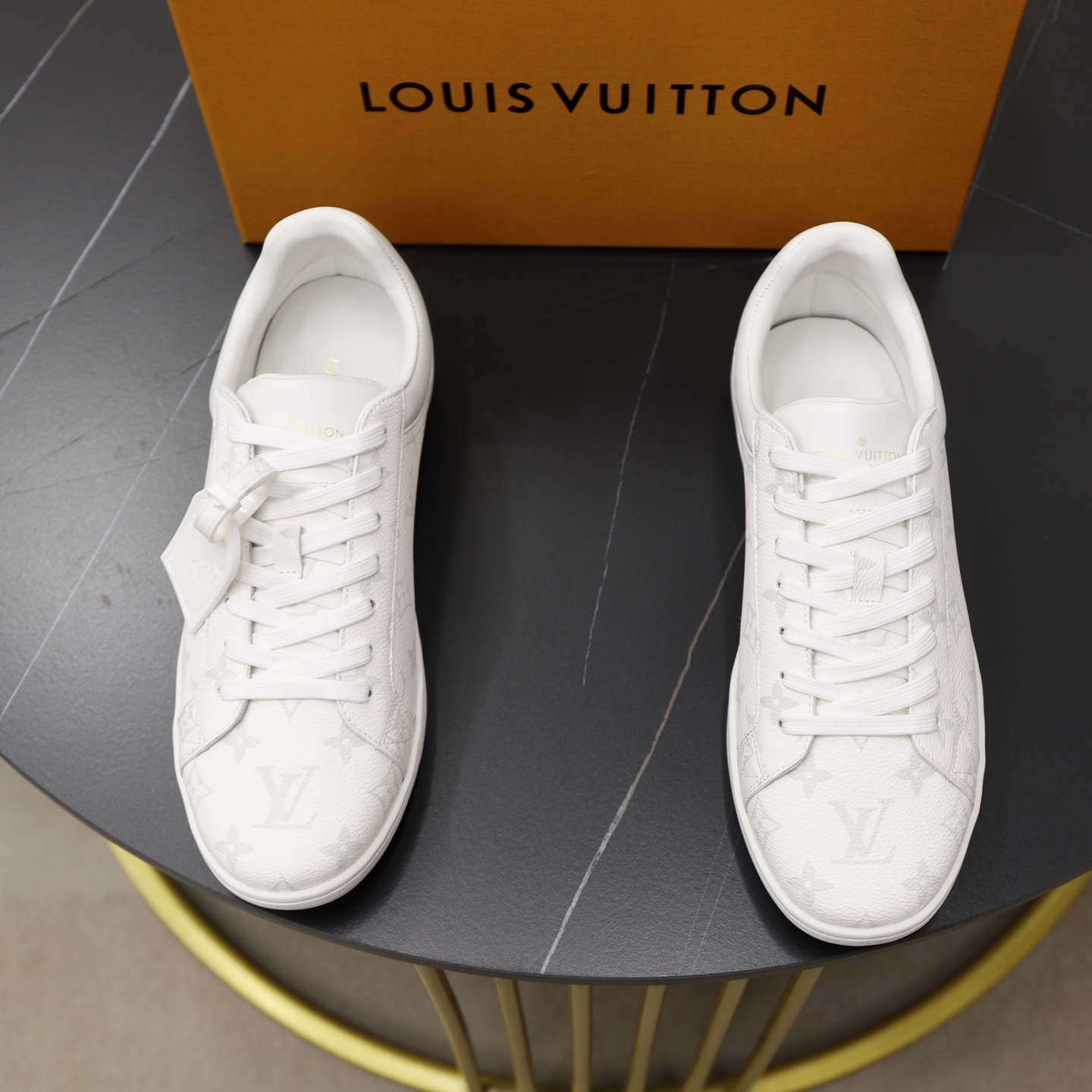 NO:355382,Top original list Brand [LOUIS VUITTON] LV. Louis Vuitton Material Original factory cowhide material 11 original board outsole Comfortable inner style type casual sports shoe grade counter quality Top original list Color real picture color Number 38–44 (45 customization),,louis vuitton,louis vuitton,louis vuitton,cowhide19860909顶级原单 品牌【LOUIS VUITTON】LV.路易威登 材质 原工厂牛皮材料 11原板大底 舒适内里 款式类型休闲运动 板鞋 等级专柜品质 顶级原单 颜色实物图片色 码数38–44（45定制）,,louis vuitton,louis vuitton,louis vuitton,cowhide,Men's shoes
