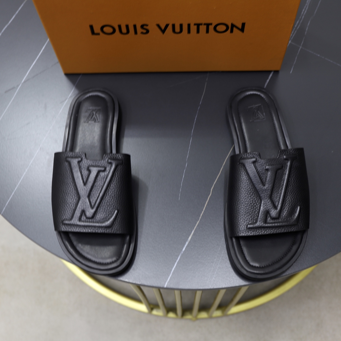 NO:851013,LV Donkey Brand Louis Portofino sandals are made of soft grained cowhide, with a V-shaped hollow structure and three-dimensional L letter integrated into the wide slope, making it another trendy choice. The leather insole is hot-stamped with the L letter, and the rubber outsole expressing the Louis Vuitton logo builds the brand style. Size: 39-44 (45 custom-made) high-end drawer shoe box, louis vuitton, louis vuitton, louis vuitton, cowhide19860909LV驴牌 路易 Portofino 凉拖取材柔软粒纹牛皮面,为宽幅斜面融入 V 形镂空结构与立体 L字母,成就又一潮流之选.皮革内底烫印 L字母,与抒写路易威登标识的橡胶外底共筑品牌格调. Size:39-44（45订做）高端抽屉鞋盒,,louis vuitton,louis vuitton,louis vuitton,cowhide,Men's shoes