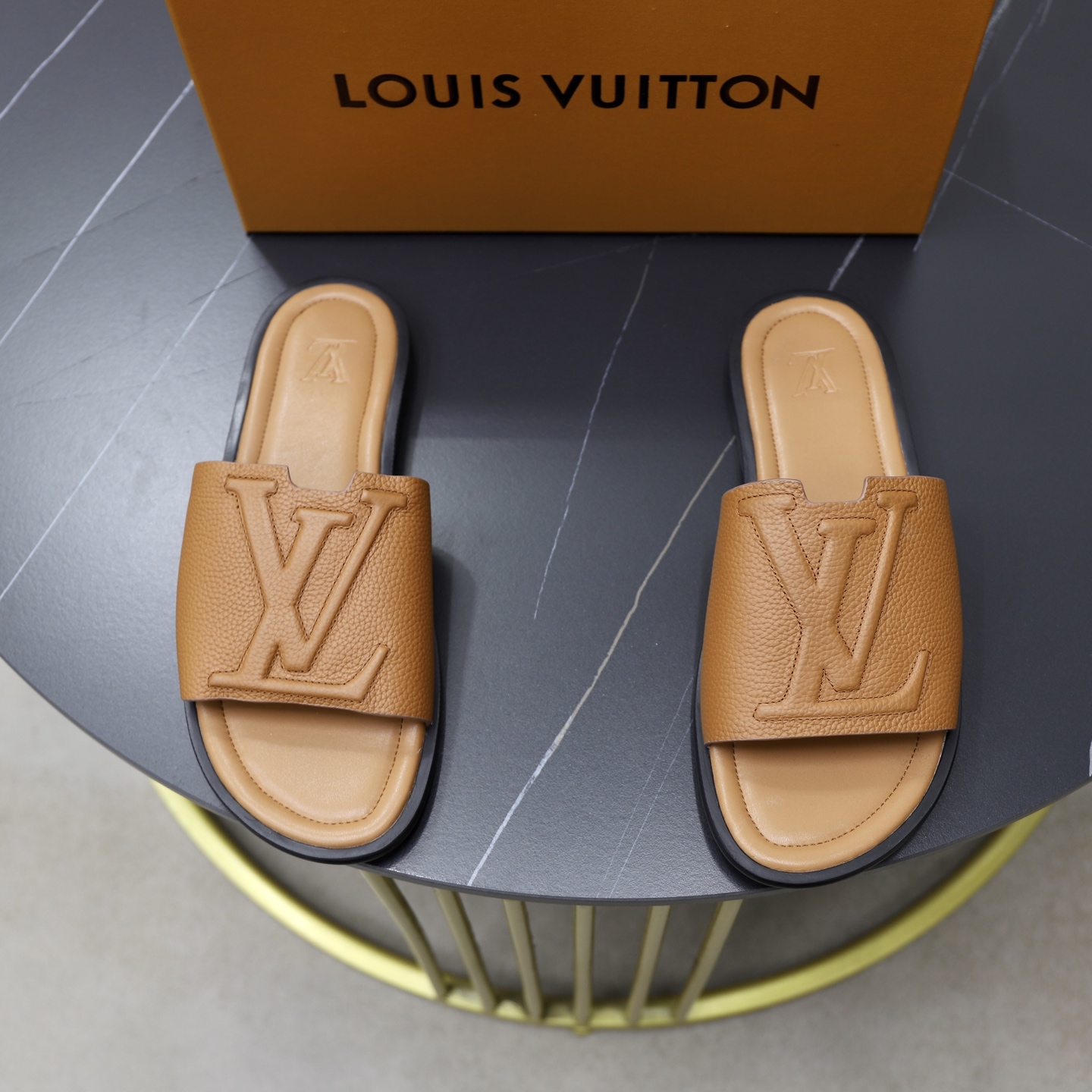 NO:345101,LV Donkey Brand Louis Portofino Sandals are made of soft grained cowhide surfaces, which incorporate V-shaped hollow structure and three-dimensional L letters into a wide incline, making it another trendy choice. The leather insole and the L letters are stamped with the rubber outsole that expresses the Louis Vuitton logo to create a brand style. Size: 39-44 (45 customized) high-end drawer shoe box, louis vuitton, louis vuitton, louis vuitton, cowhide19860909LV驴牌 路易 Portofino 凉拖取材柔软粒纹牛皮面,为宽幅斜面融入 V 形镂空结构与立体 L字母,成就又一潮流之选.皮革内底烫印 L字母,与抒写路易威登标识的橡胶外底共筑品牌格调. Size:39-44（45订做）高端抽屉鞋盒,,louis vuitton,louis vuitton,louis vuitton,cowhide,Men's shoes