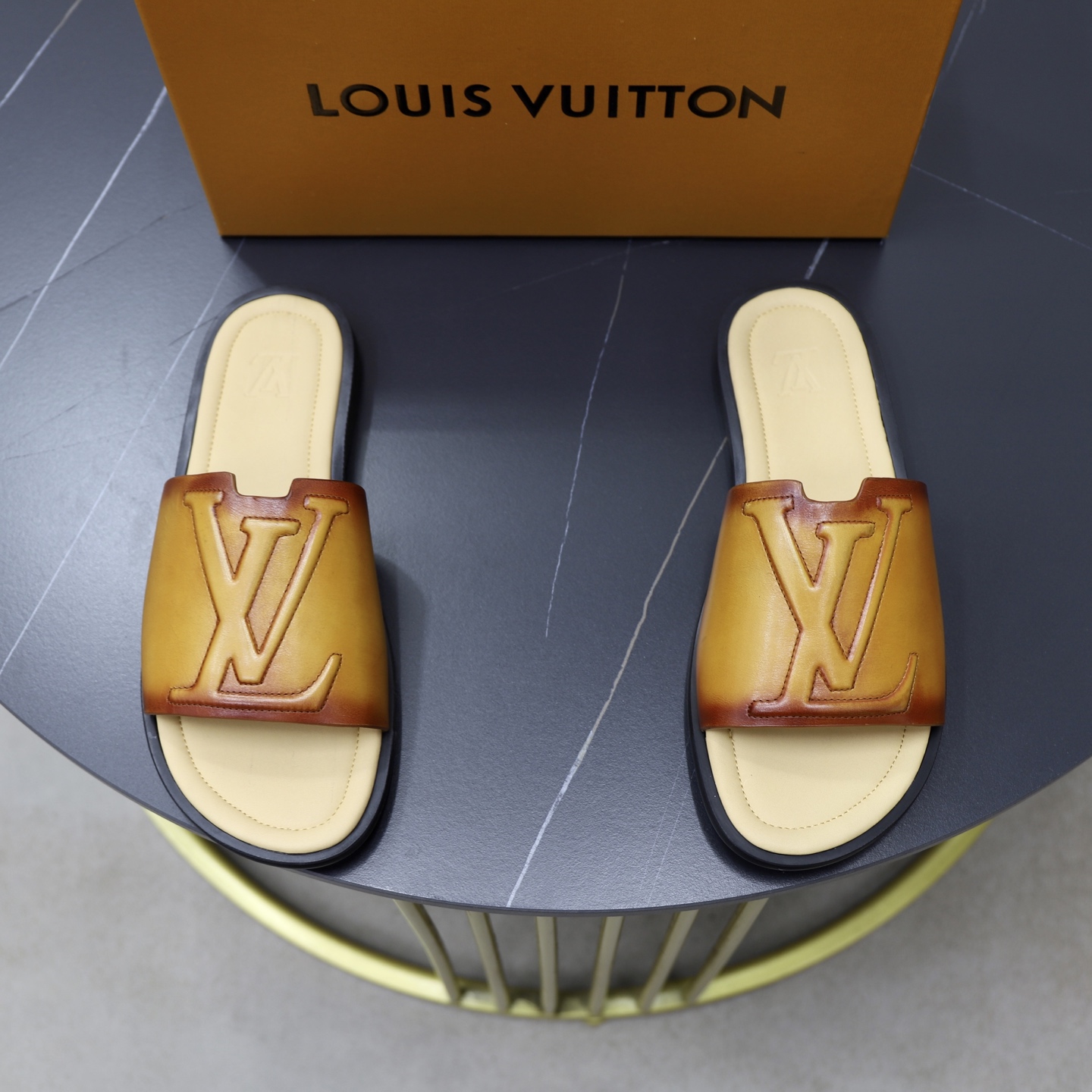 NO:345118,LV Donkey Brand Louis Portofino sandals are made of soft imported cowhide color-changing upper, and the inner midsole is cowhide. The wide slope is integrated with V-shaped hollow structure and three-dimensional L letters, making another trendy choice. The leather inner sole is hot stamped with the L letters, which creates a brand style with the rubber outsole that expresses the Louis Vuitton logo. Size: 39-44 (45 customized) high-end drawer shoe box, louis vuitton, louis vuitton, louis vuitton, cowhide19860909LV驴牌 路易 Portofino 凉拖取材柔软进口牛皮改色鞋面,内里中底均为牛皮 为宽幅斜面融入 V 形镂空结构与立体 L字母,成就又一潮流之选.皮革内底烫印 L字母,与抒写路易威登标识的橡胶外底共筑品牌格调. Size:39-44（45订做）高端抽屉鞋盒,,louis vuitton,louis vuitton,louis vuitton,cowhide,Men's shoes