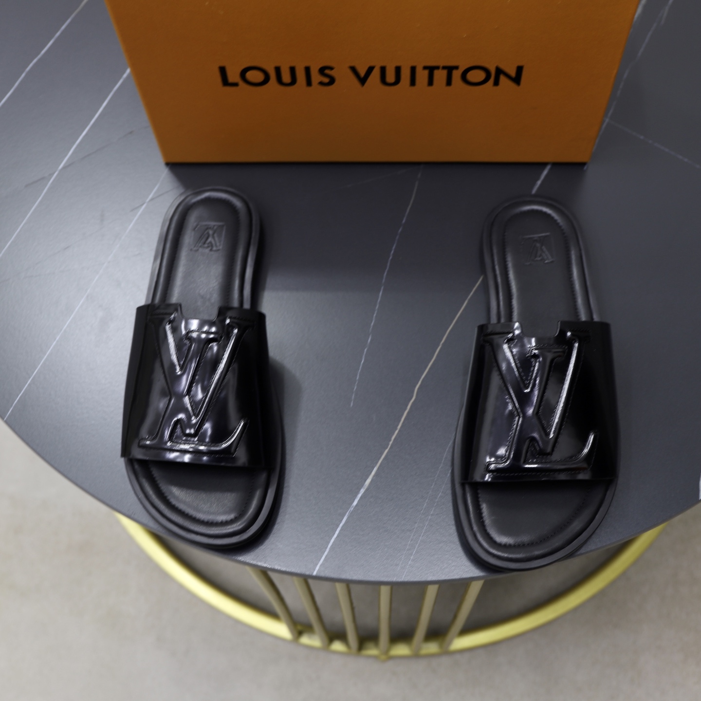 NO:345138,LV Donkey Brand Louis Portofino sandals are made of soft imported beaded cowhide upper, and the inner midsole is cowhide. The wide slope is integrated with V-shaped hollow structure and three-dimensional L letters, making it another trendy choice. The leather inner sole is hot stamped with the L letters, which creates a brand style with the rubber outsole that expresses the Louis Vuitton logo. Size: 39-44 (45 customized) high-end drawer shoe box, louis vuitton, louis vuitton, louis vuitton, cowhide19860909LV驴牌 路易 Portofino 凉拖取材柔软进口开边珠牛皮鞋面,内里中底均为牛皮 为宽幅斜面融入 V 形镂空结构与立体 L字母,成就又一潮流之选.皮革内底烫印 L字母,与抒写路易威登标识的橡胶外底共筑品牌格调. Size:39-44（45订做）高端抽屉鞋盒,,louis vuitton,louis vuitton,louis vuitton,cowhide,Men's shoes