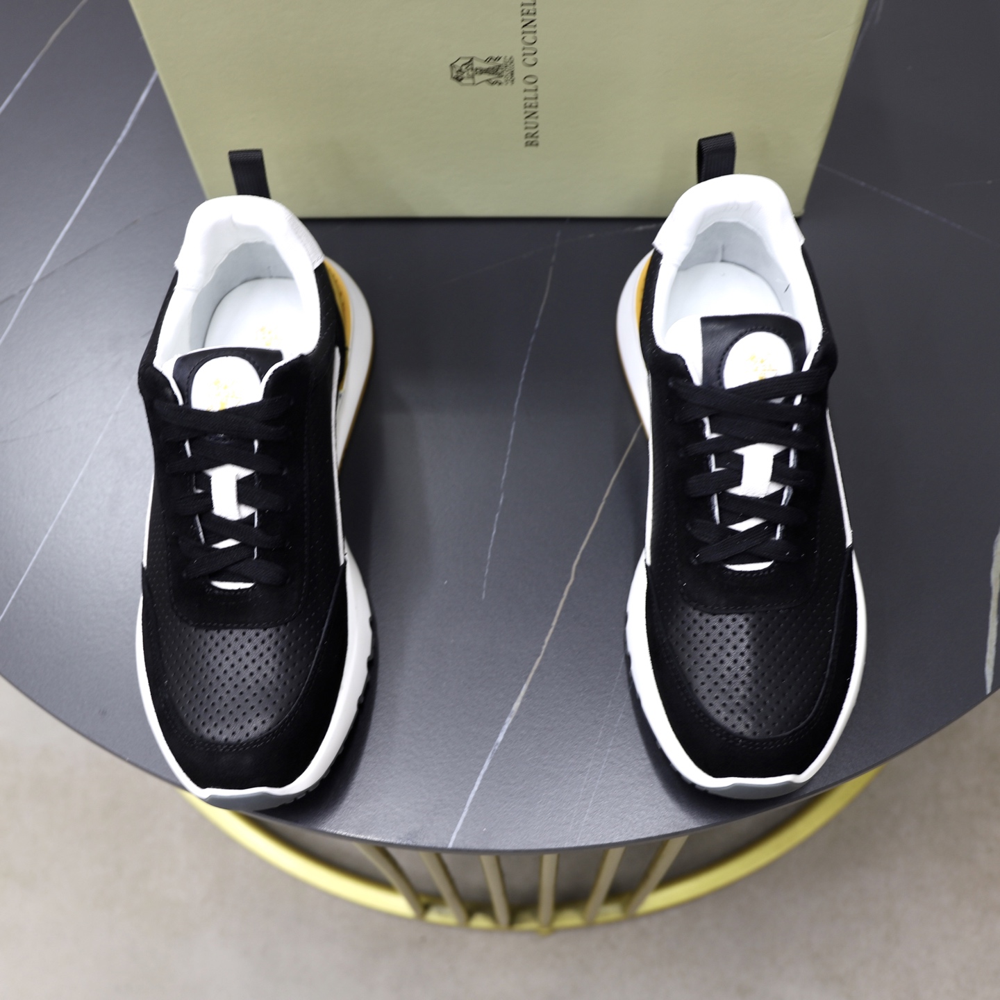 NO:345904,BC new product is available for sale Brunello Cucinelli sports skateboard shoes | All cowhide uppers interpret classic styles in a modern way | Special for white benzene dyeing in the inner lining. | 0.5mm round punching design Breathable and not stuffy | Exclusive mold opening sole | Shoe box uses original drawer shoe box with shoe storage bag Size38–44 (45 custom made),,brunello cucinelli,cowhide19860909BC新品发售Brunello Cucinelli运动 滑板鞋｜全牛皮鞋面以现代方式诠释经典款式｜内里本白色苯染专用.｜0.5mm圆形冲孔设计 透气不闷脚｜独家开模大底｜鞋盒采用原版抽屉式鞋盒配鞋履收纳袋 Size38–44（45订做）,,brunello cucinelli,cowhide,Men's shoes