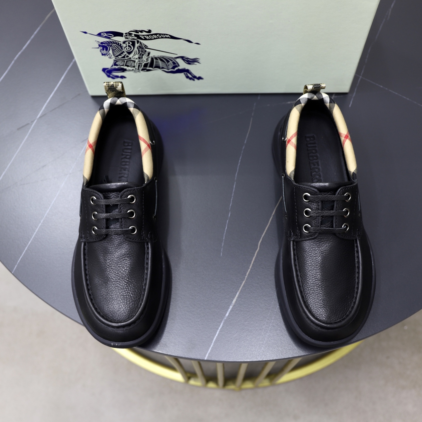 NO:345916,New product of B-Home Burber*y Men's casual slippers gentleman's shoes, the perfect blend of classic and texture, highlighting the brand's heritage. It uses imported full-grain top layer calfskin imported lambskin, benzene dyed head layer cowhide insole TPU outsole The shoe body incorporates Burberry's iconic plaid elements, and the exquisite plaids are looming in the shoes, inadvertently revealing the classic brand charm. The knight's logo pattern on the shoe box and dust bag has the nobility and elegance of Britain, and every detail tells the century-old legend of Burberry. The black model uses high-quality leather, delicate luster, showing low-key luxury, suitable for formal business occasions, and matched with a suit, showing gentlemanly demeanor; the brown leather is warm, with a bit of casualness and leisure  , Whether paired with casual pants or jeans, you can easily create a fashionable and stable look!  —The side neckline is decorated with the iconic Burberry twill fabric – the sole is decorated with the Equestrian Knight logo (EKD) – The exquisite car line is neat and fine, showing the exquisite production process; the metal lace hole design not only increases the durability of the shoes, but also adds a tough and stylish feeling. The insoles fit the foot shape, providing comfortable support, allowing you to walk with confidence and calmness. Standard counter number 39~44# (customized for 45), ,burberry,burberry,jeans,business suit,cowhide,sheepskin19860909B家新品 Burber*y 巴宝-莉 男士休闲便鞋绅士之履,经典与质感的完美融合经典设计,彰显品牌底蕴 采用进口全粒面头层小牛皮进口羔羊皮里 苯染头层牛皮鞋垫TPU大底 鞋身融入巴宝莉标志性的格纹元素,精致的格纹在鞋内若隐若现,不经意间流露品牌经典韵味.鞋盒、防尘袋上的骑士标图案,带着英伦的高贵与优雅,每一处细节都诉说着巴宝莉的百年传奇. 黑色款采用优质皮革,细腻光泽,展现低调奢华,适合正式商务场合,搭配西装,尽显绅士风度；棕色款皮革温润,多了几分休闲与随性 ,无论是搭配休闲裤还是牛仔裤,都能轻松打造出时尚又不失稳重的造型！—侧边领口饰标志性博柏利斜纹布– 鞋底饰有马术骑士徽标（EKD）— 精致的车线工整细密,彰显精湛的制作工艺；金属鞋带孔设计,不仅增加了鞋子的耐用性,还增添了一丝硬朗的时尚感 .鞋垫贴合脚型,提供舒适的支撑,让你行走间自信从容. 标准专柜码数39～44#（45定做）,,burberry,burberry,jeans,business suit,cowhide,sheepskin,Men's shoes