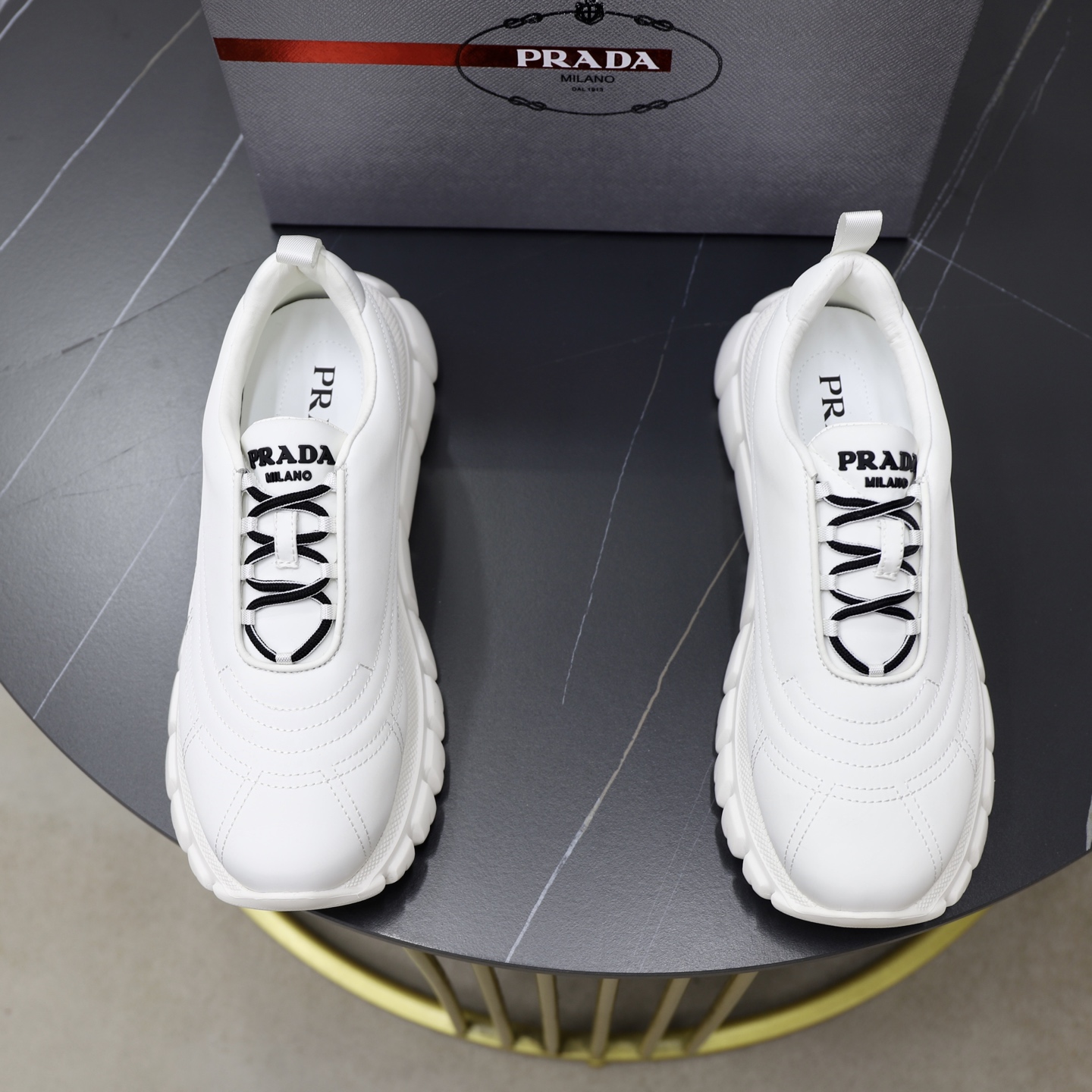 NO:344533,【PRADA】Prada - High-end quality Original single casual sneakers - Upper brand high mercerized canvas, shoe body embroidered sewing thread, shoe tongue injection molding brand logo - Inner water dyed cowhide - Outsole ultra-light TPU·foam; molded outsole - Ultra-high quality control, fine workmanship highlighted (high-end, noble, grade) -Size 38-44 (45, custom made),,prada,prada,sneakers,cowhide19860909【 PRADA】普拉达 -高端品质 原单休闲运动鞋 -鞋面品牌高丝光帆布、鞋身刺绣车缝线、鞋舌注塑品牌logo -内里水染牛皮 -大底超轻TPU·发泡; 成型大底 -超高品控·做工精细凸显(高端·贵气·档次) -Size 38-44（45,可订做),,prada,prada,sneakers,cowhide,Men's shoes